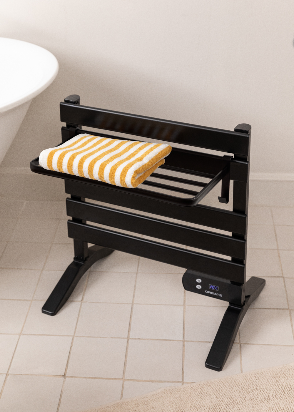 Calentador de toallas negro con toalla y panel de control. Baño con azulejos y paredes blancas.