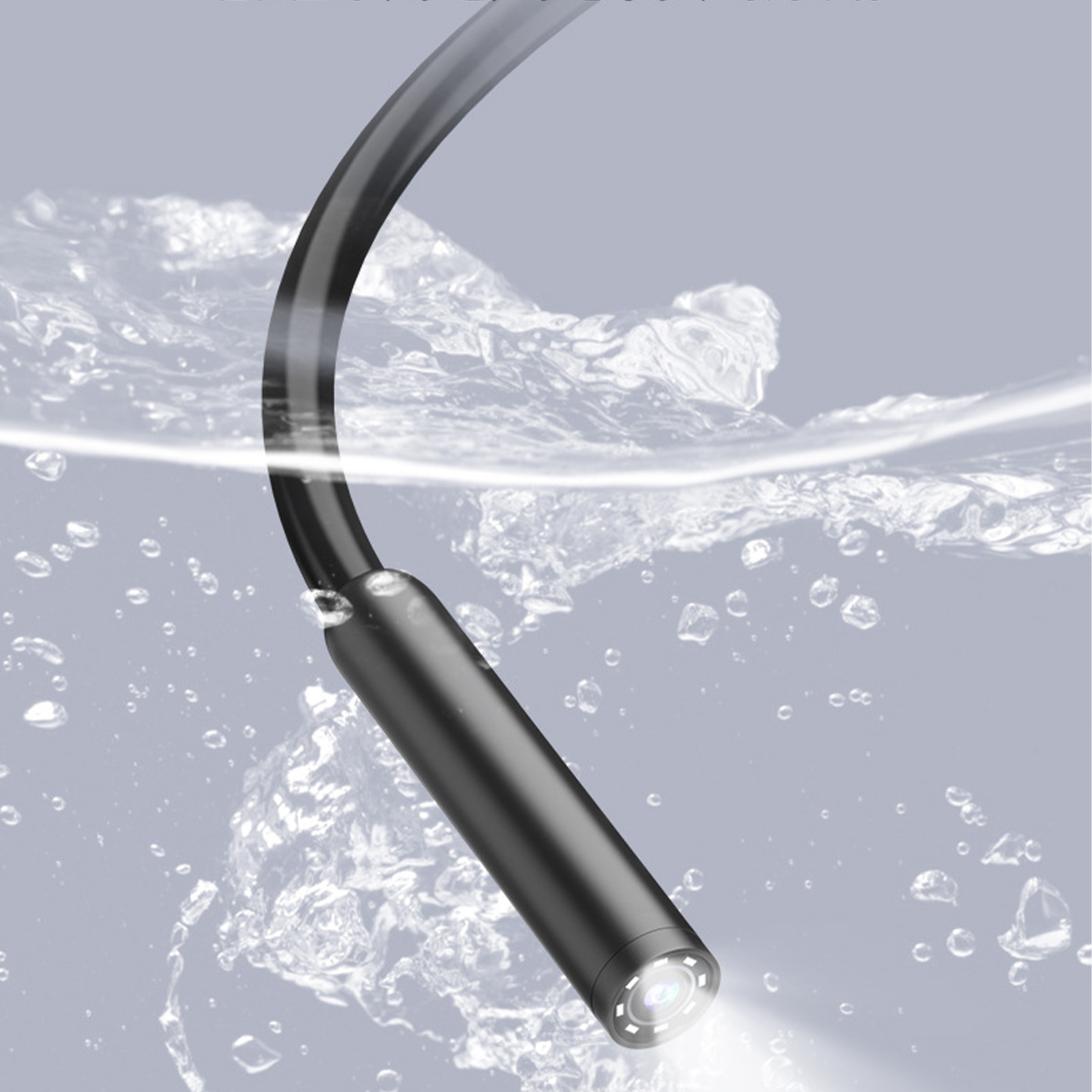 Unterwasserkamera mit flexiblem schwarzem Kabel im Wasser. Zeigt ein Licht an der Kameraspitze.