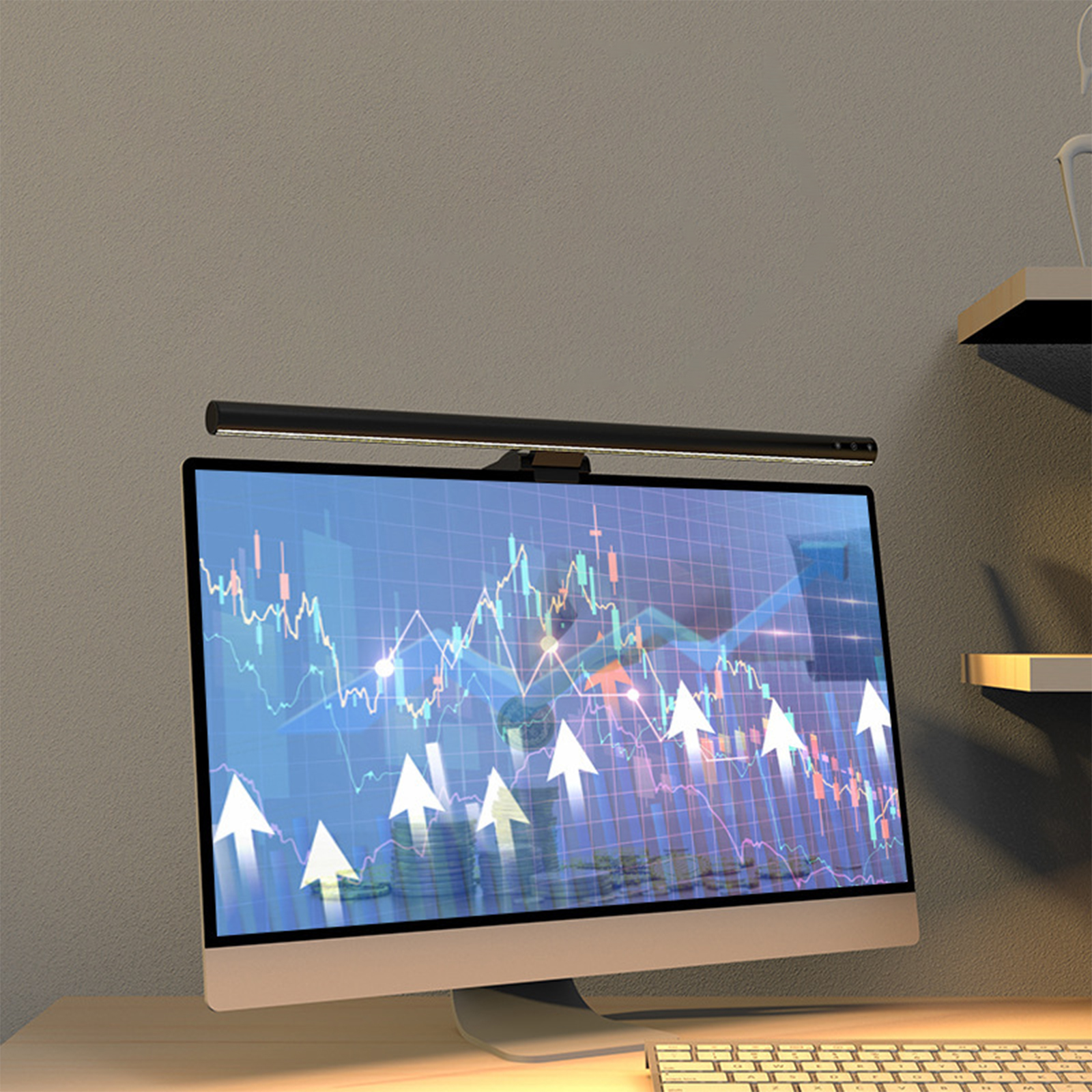 Ein Monitor mit einer Lampe darüber zeigt ein Diagramm mit Pfeilen. Eine Tastatur und ein Regal sind zu sehen.