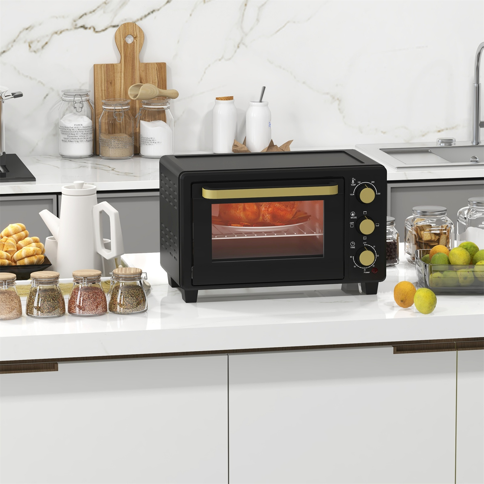 Schwarzer Tischbackofen mit Essen, auf weißer Theke, in der Nähe von Spüle und Gläsern.