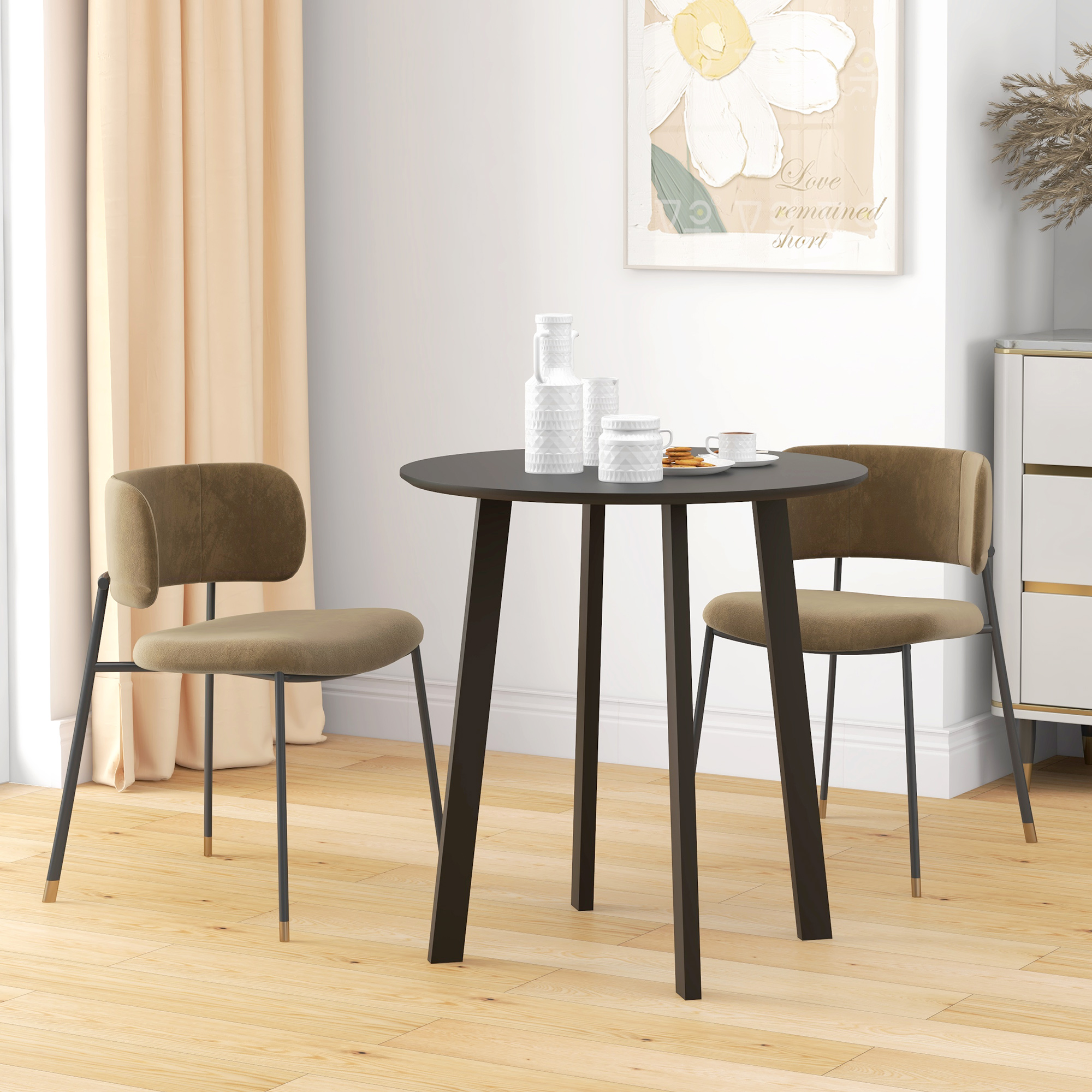 Runder Tisch mit zwei Stühlen. Ein Gemälde an der Wand. Holzboden.