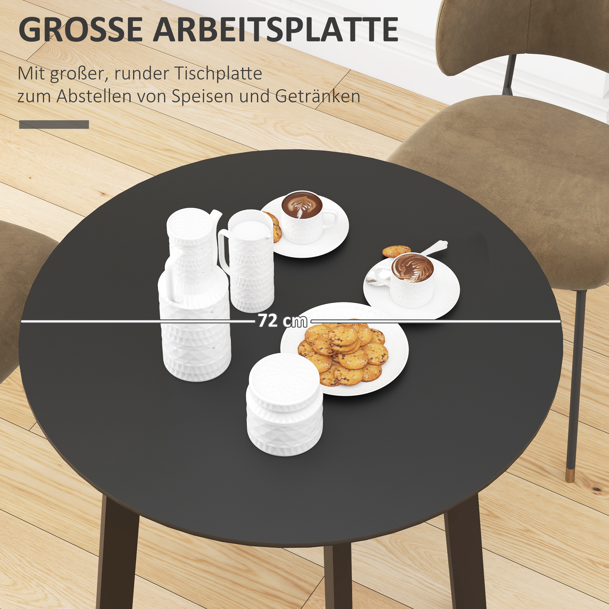 Runder schwarzer Tisch mit Snacks und Getränken. Zwei Stühle stehen hinter dem Tisch.