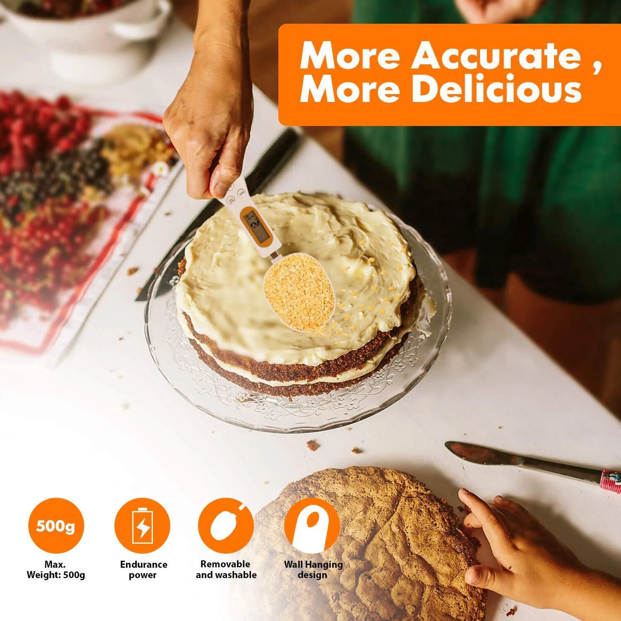 Kuchen mit Person, die digitale Löffelwaage hält. Text: Genauer, leckerer. Weißer Hintergrund.
