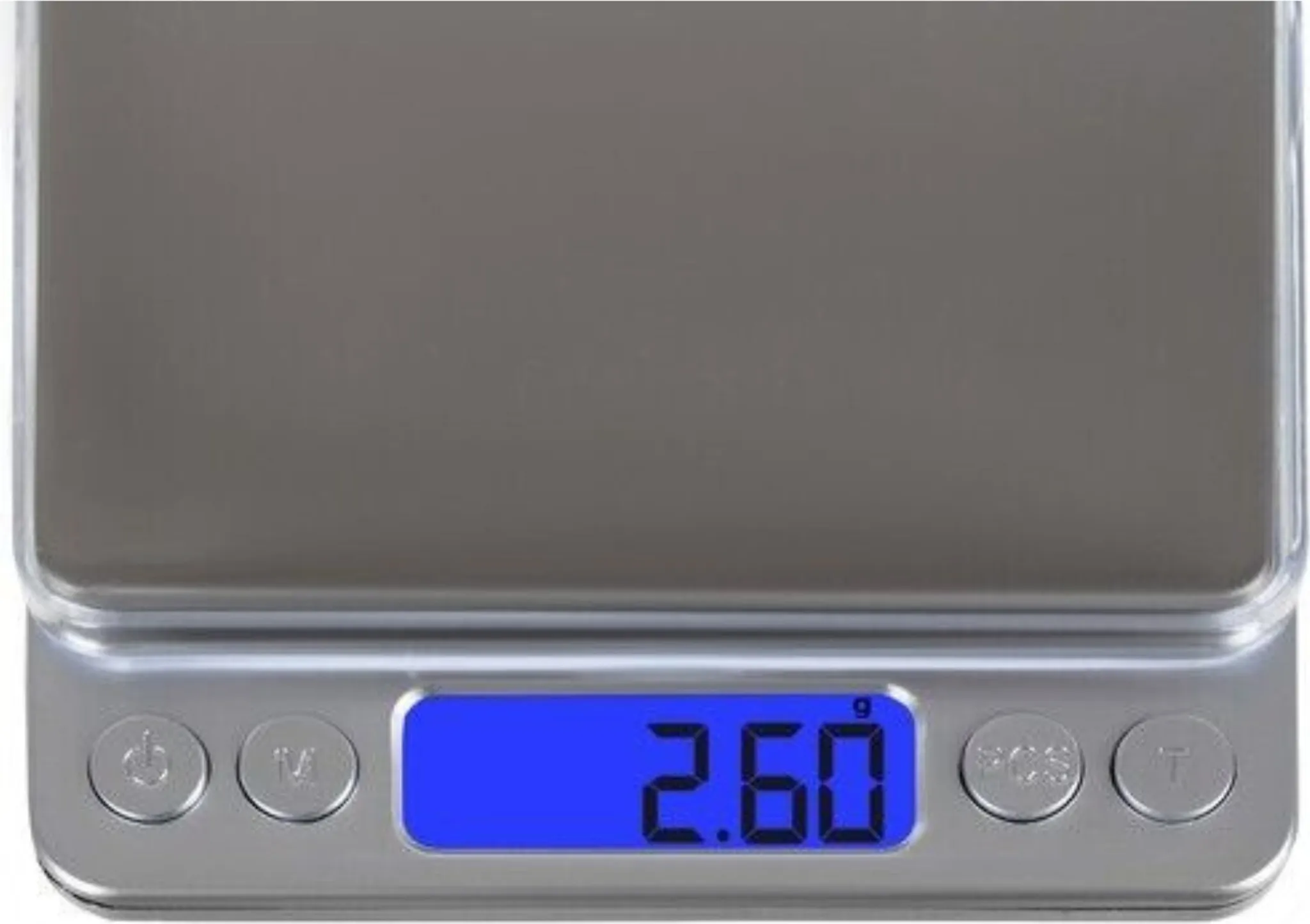 Eine silberne Digitalwaage mit 2,60. Die Waage hat drei Knöpfe und ein blaues Display.