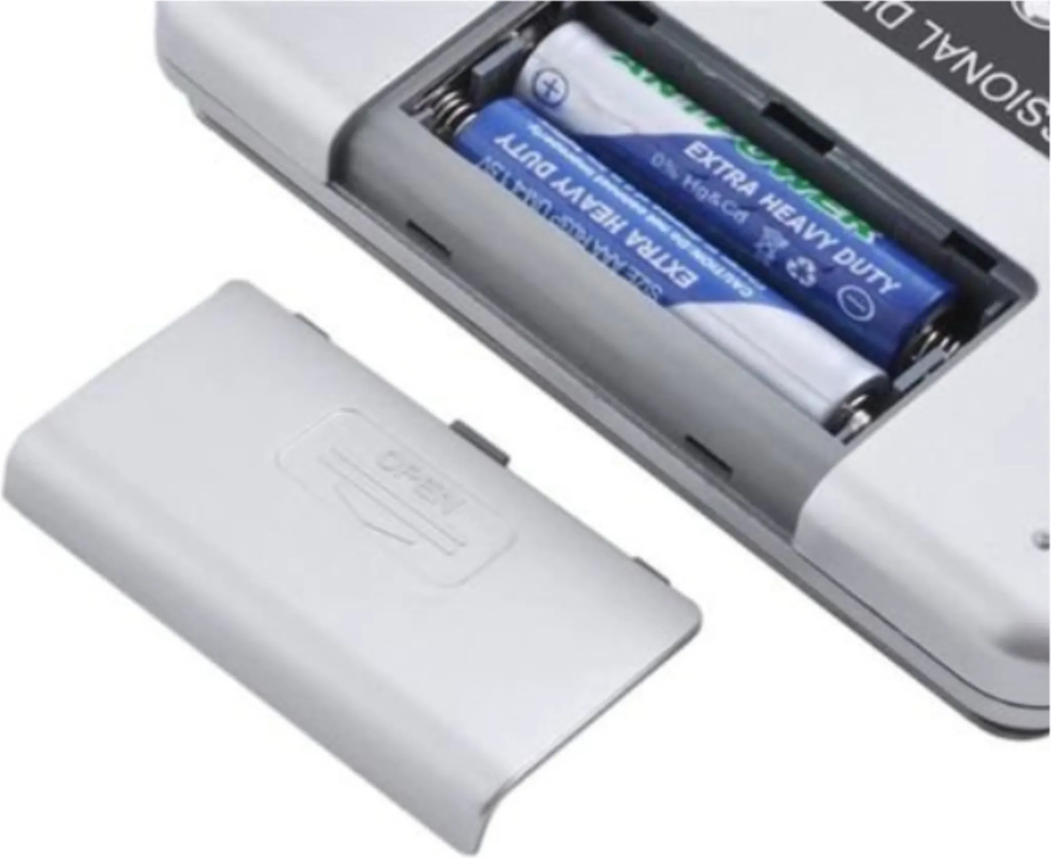 Ein Gerät mit geöffnetem Batteriefach, das zwei AA-Batterien zeigt. Die Batterien sind für den Schwerlastbetrieb gekennzeichnet.
