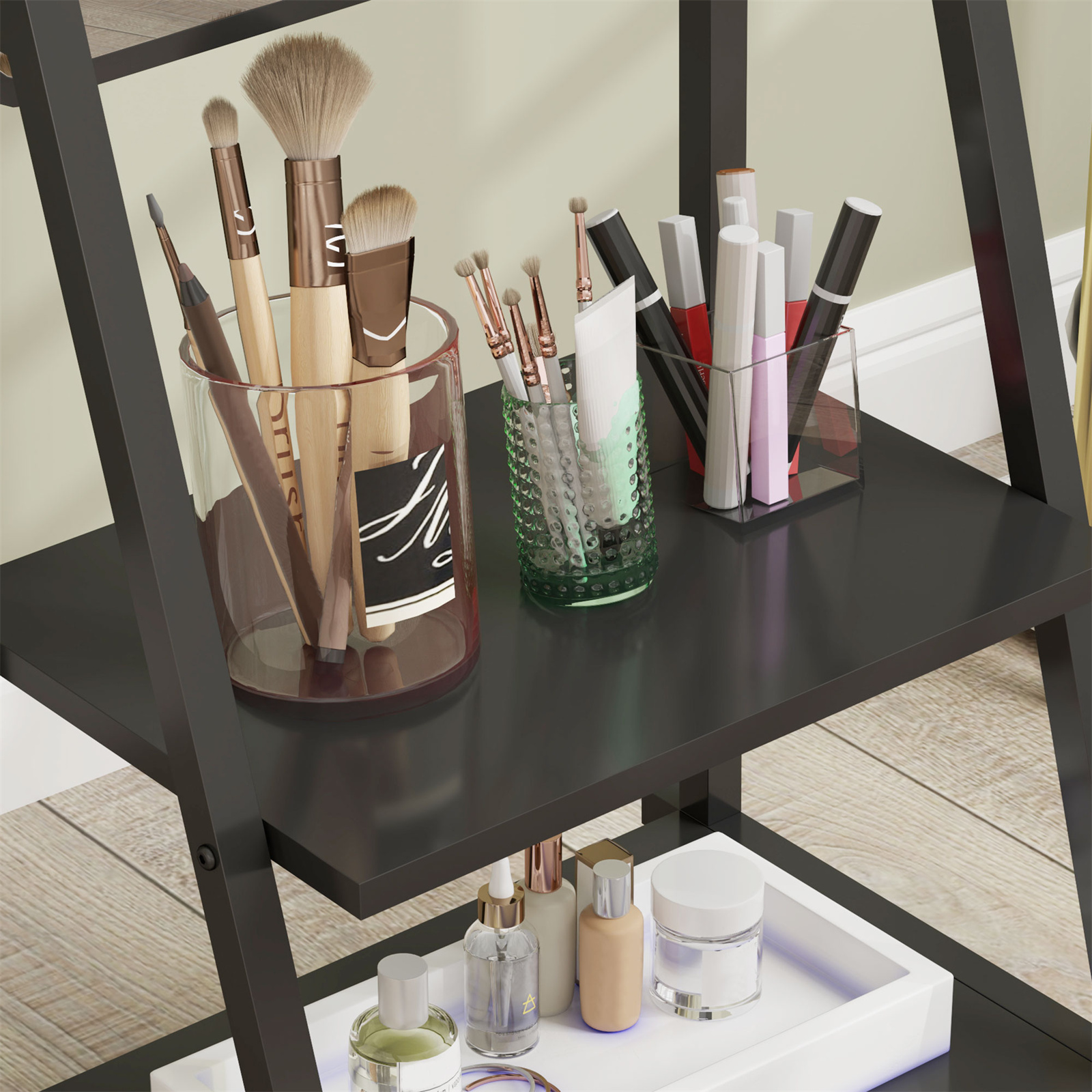 Regale mit Make-up-Pinseln, Lippenstiften und Flaschen mit Foundation und Parfüm.