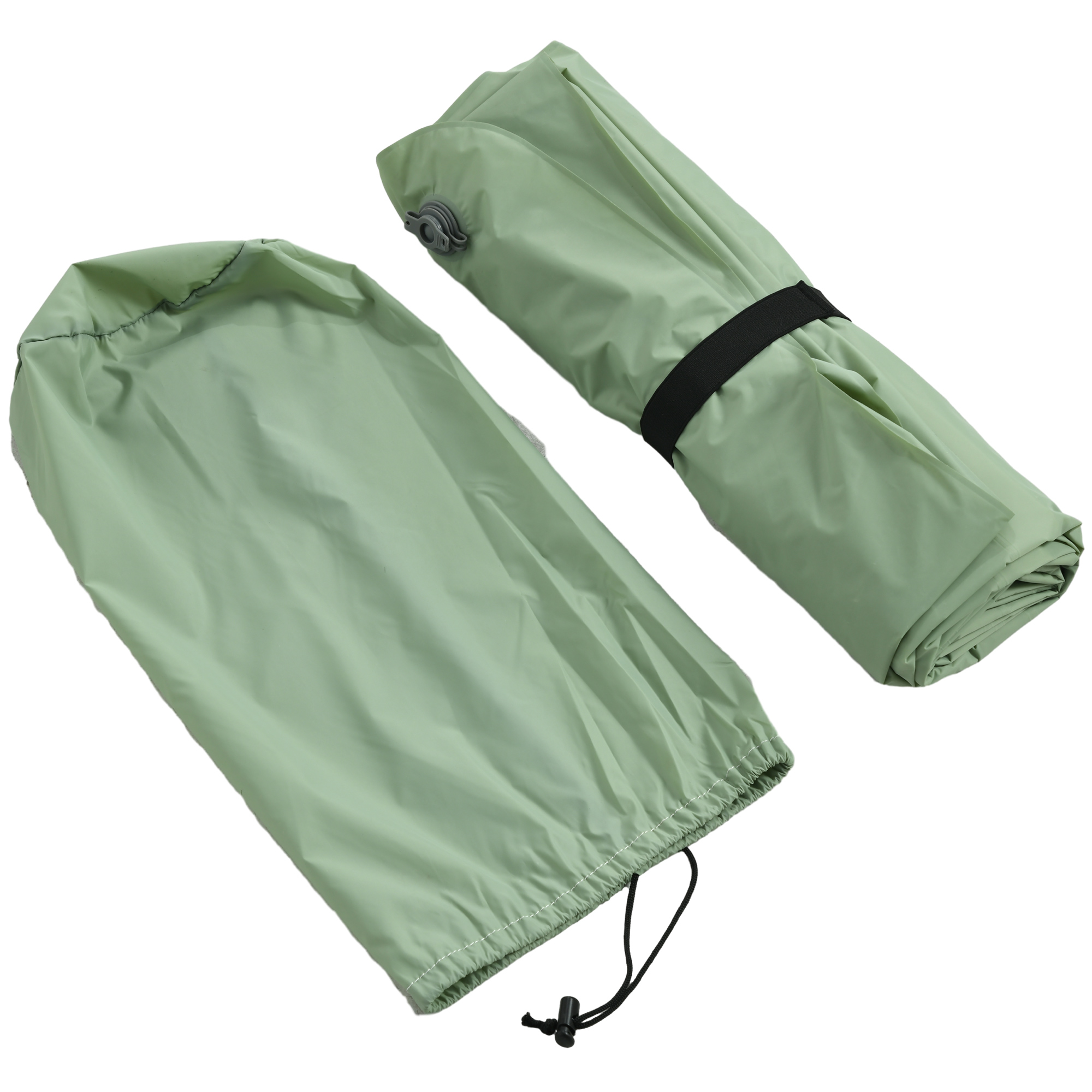 Zwei aufgerollte grüne Matten, eine mit schwarzem Riemen und eine in einer Tasche.