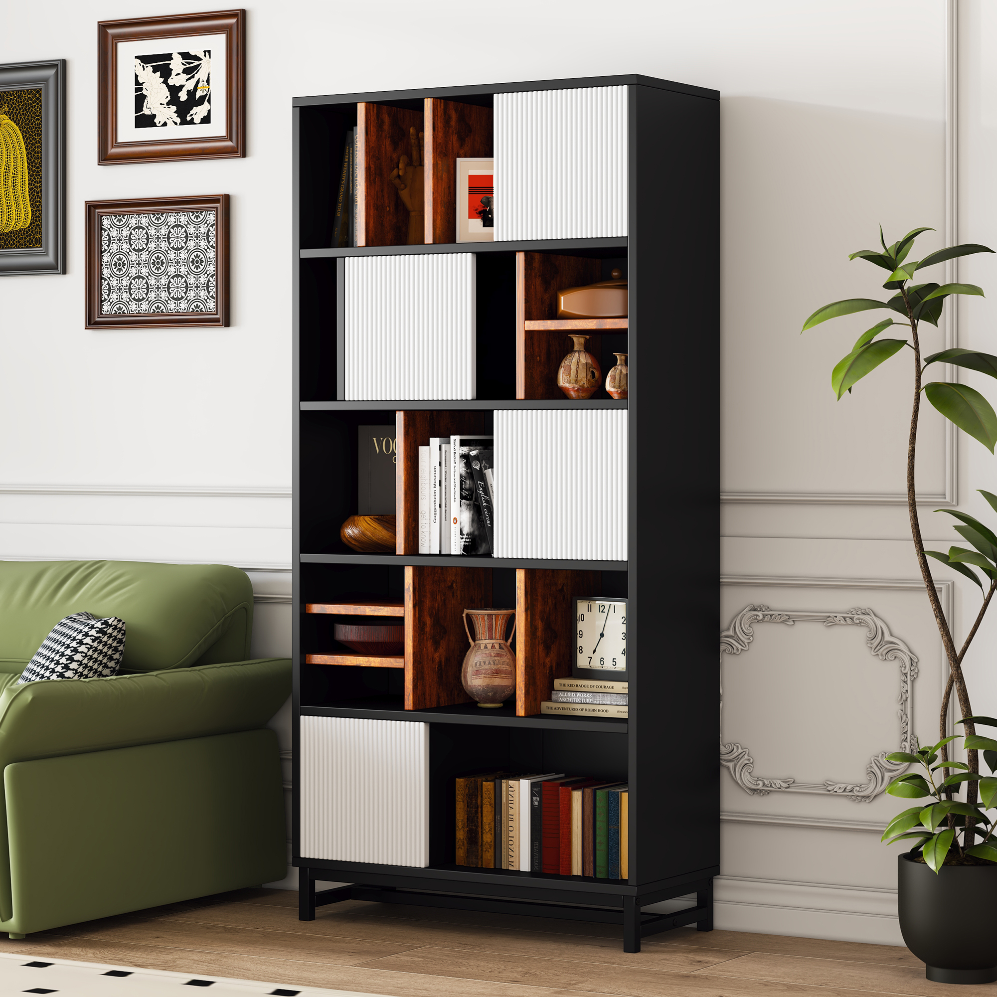 Schwarz-weißes Bücherregal mit verschiedenen Gegenständen, Büchern und Dekorationen an einer weißen Wand.