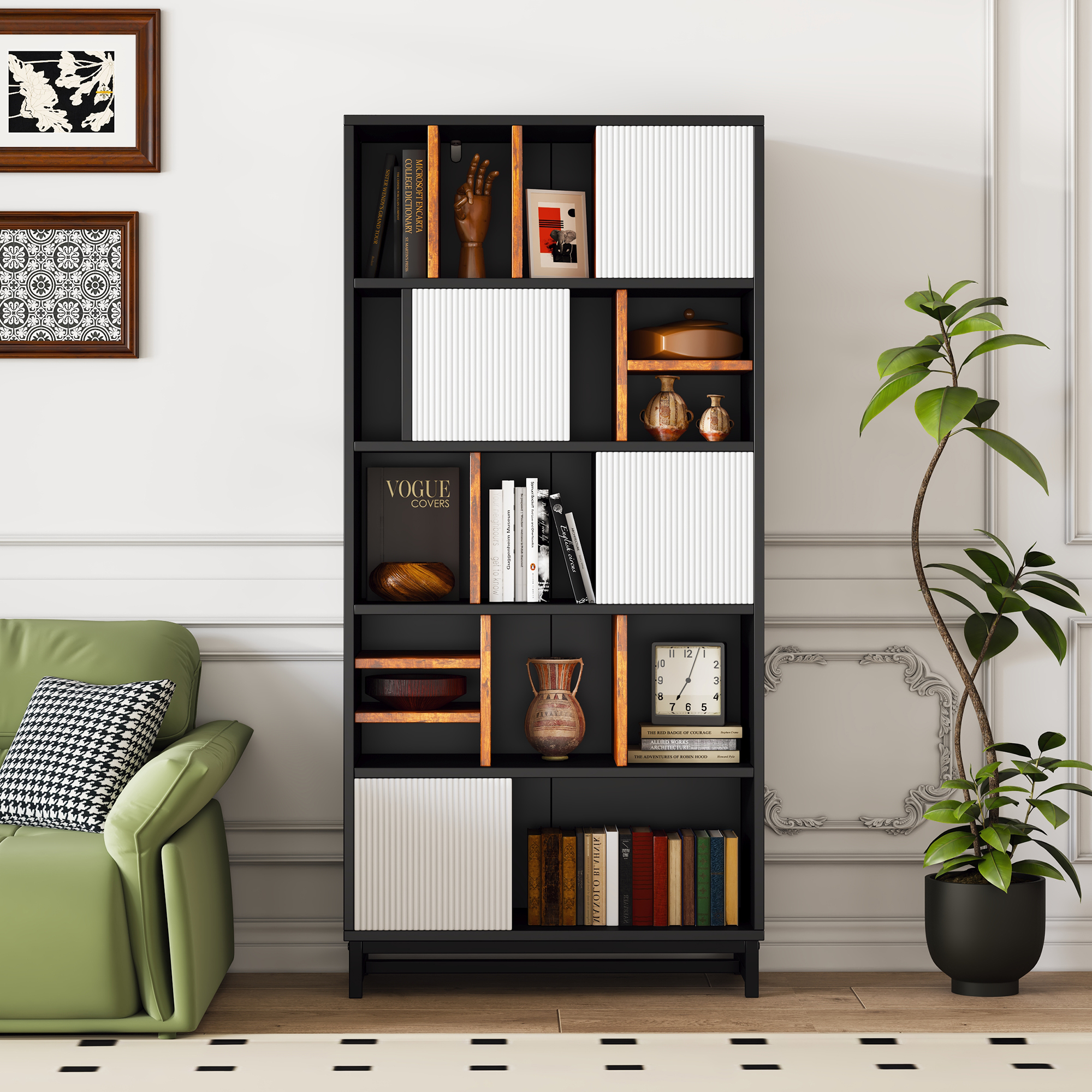Ein schwarzes Bücherregal mit Büchern, Dekorationen und einer Pflanze. Grüne Couch links, weiße Wand und schwarz-weißer Boden.