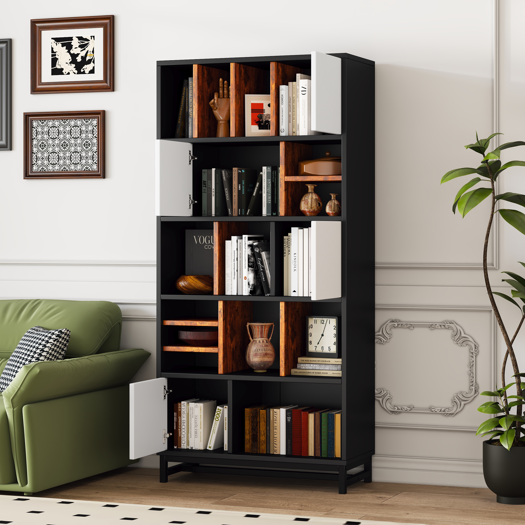 Schwarzes und Holz Bücherregal, das Bücher und Dekor zeigt. Im Hintergrund befindet sich ein grünes Sofa.