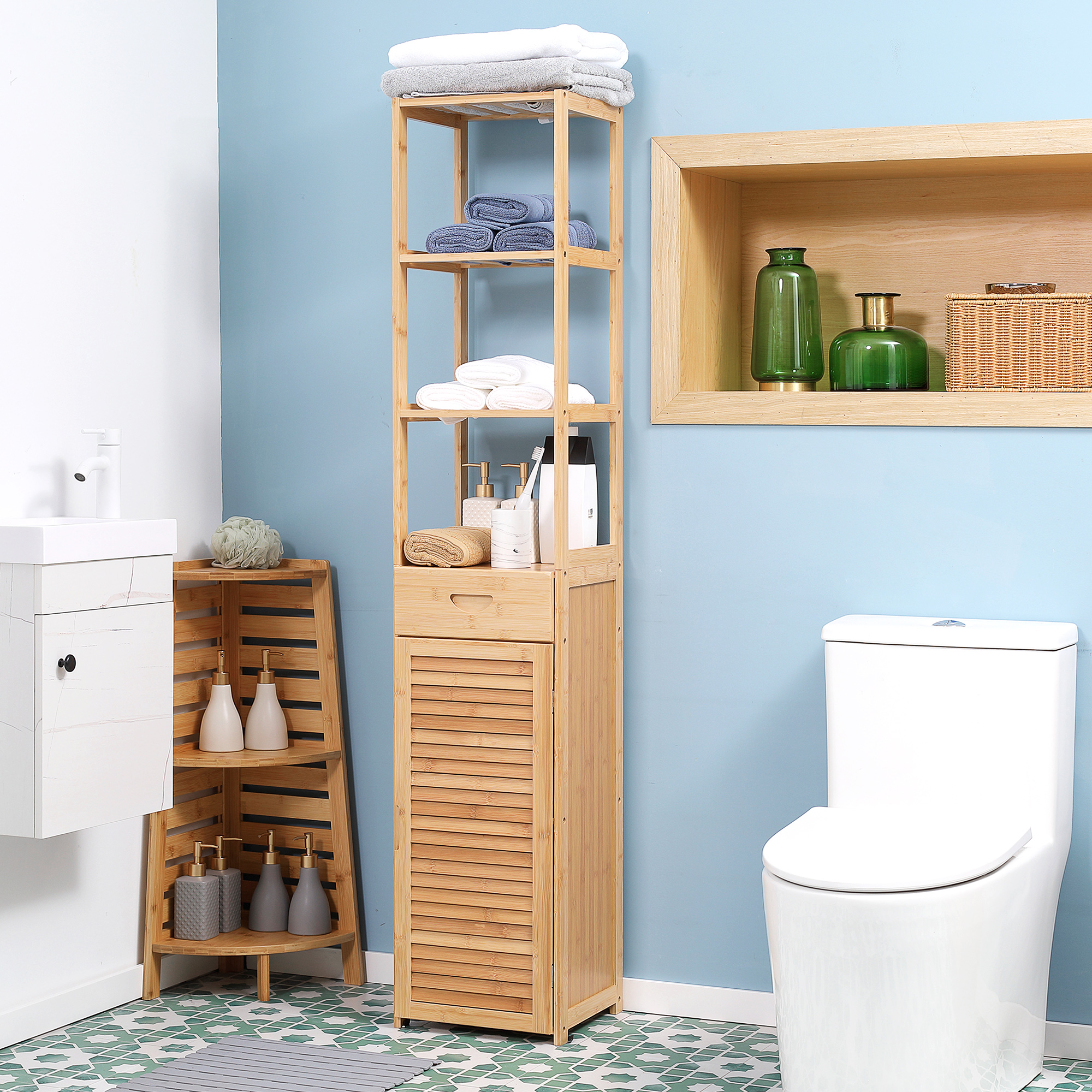Badezimmer mit Bambusregalen, weißer Toilette und Waschbecken. Handtücher und Toilettenartikel sichtbar.