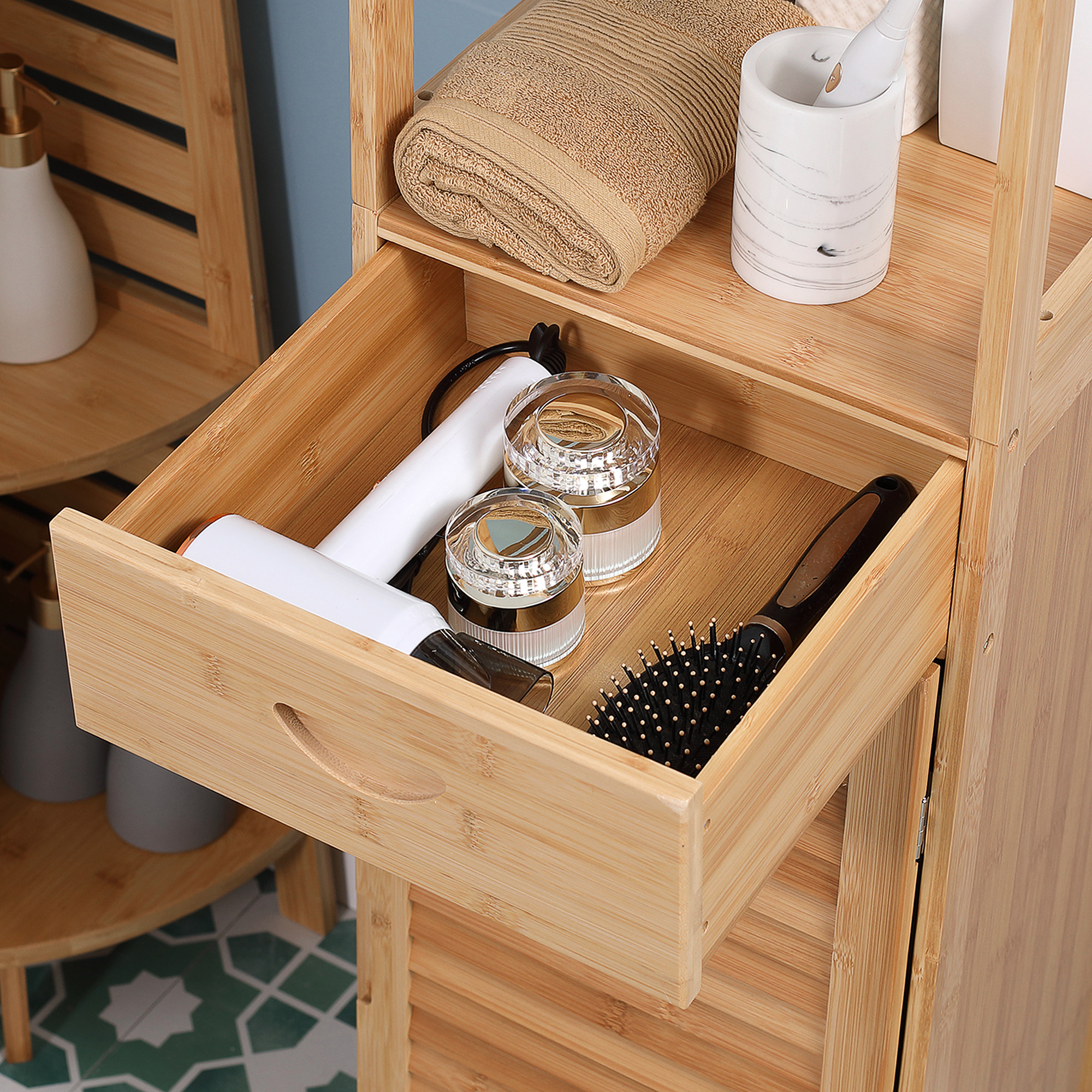 Offene Schublade mit verschiedenen Badezimmerartikeln: Flaschen, Haarbürste und Toilettenartikel in einem Holzschrank.