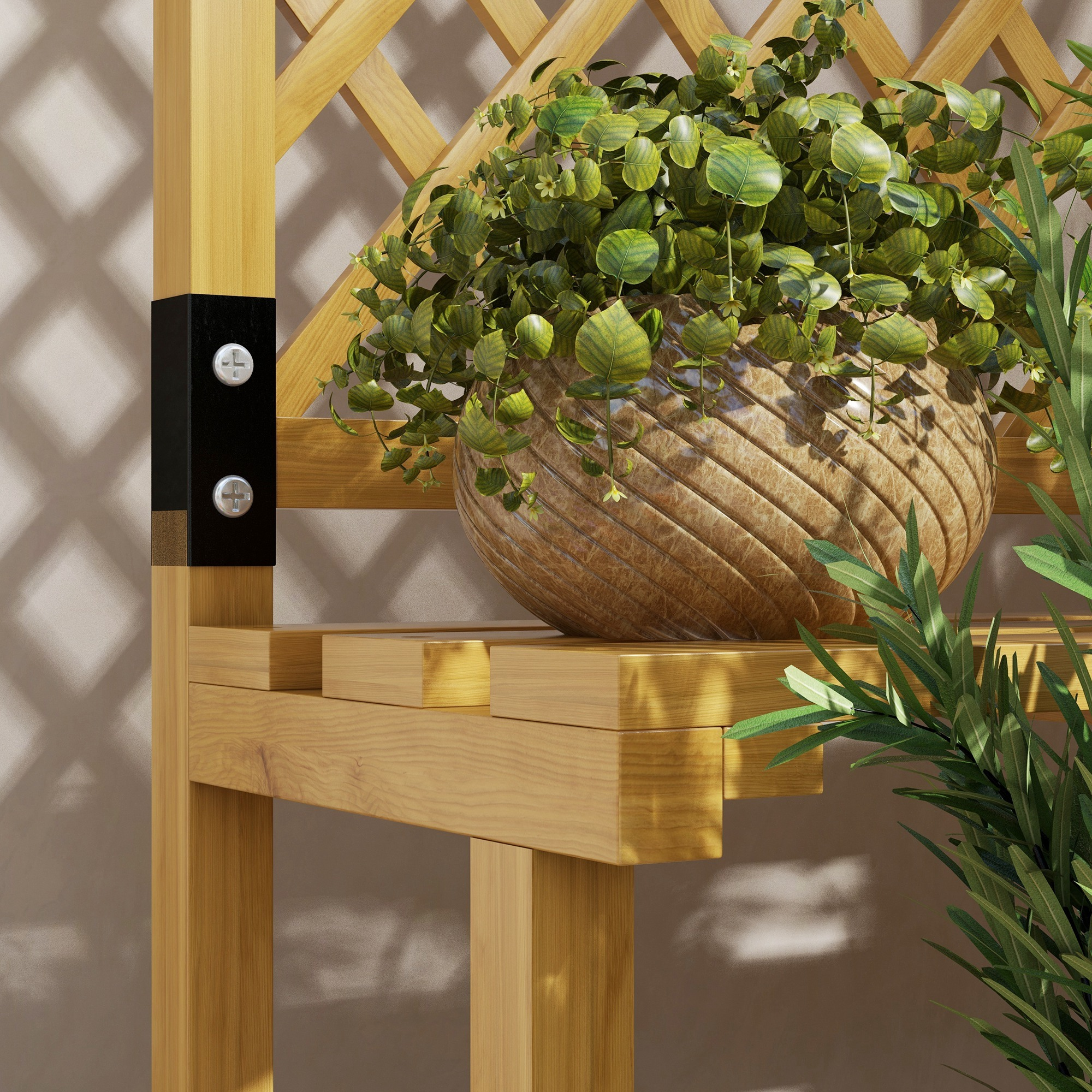 Holzregal mit Blumentopf, Gitterhintergrund und schwarzen Halterungen.