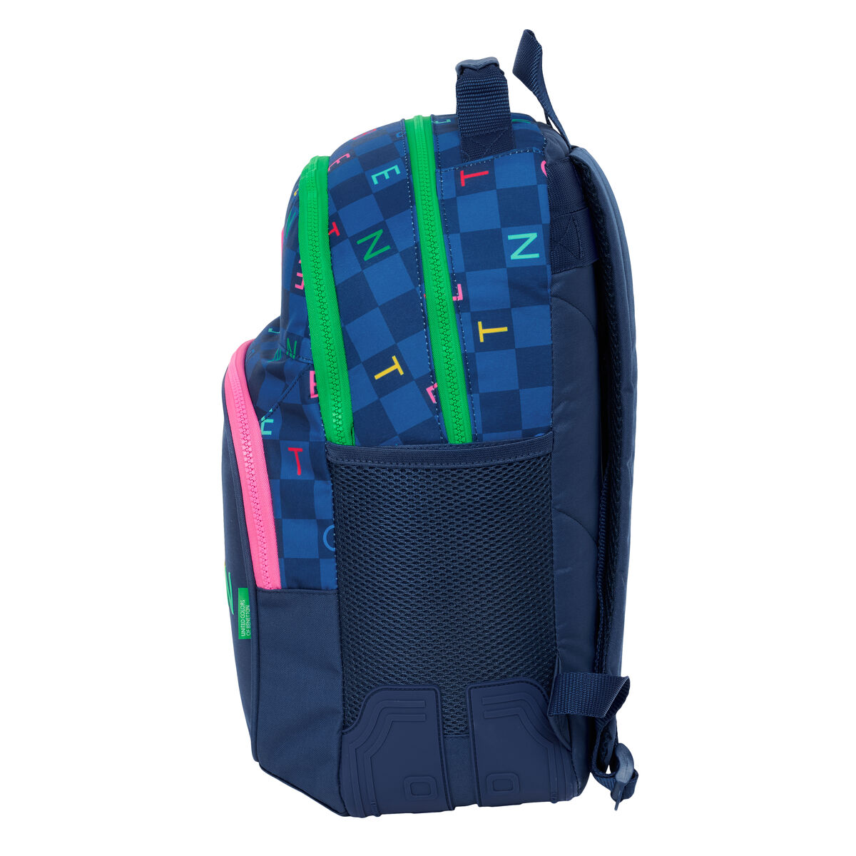 Eine Seitenansicht eines blauen Rucksacks mit farbenfrohem Text und einem karierten Muster.
