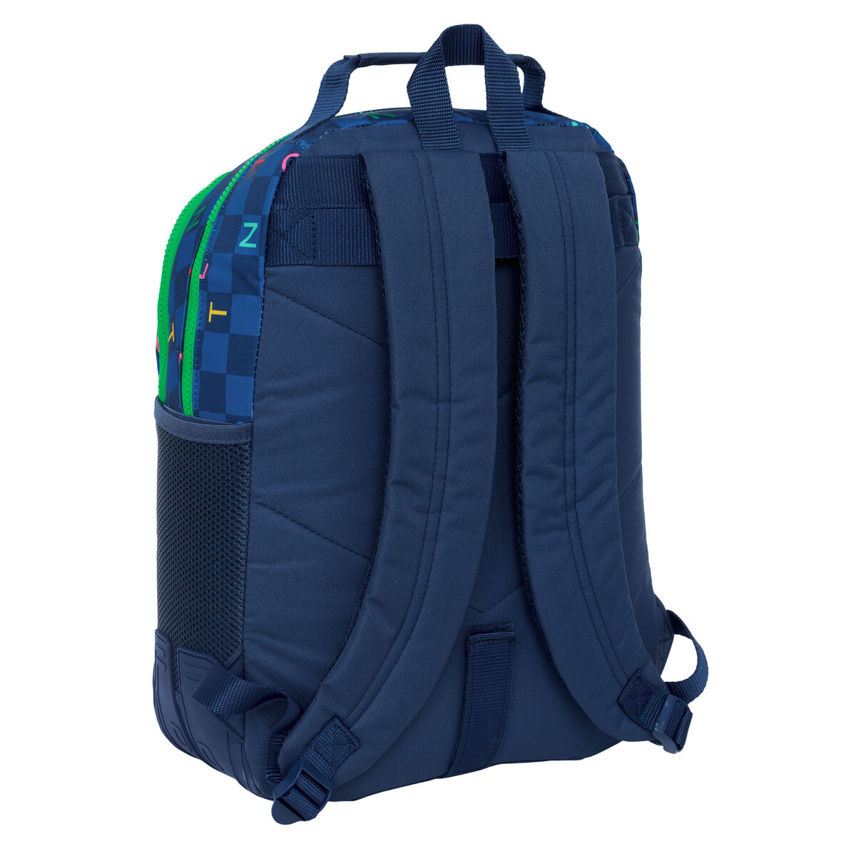 Ein marineblauer Rucksack, Rückansicht, mit einer seitlichen Netztasche und grünen Reißverschlussdetails.