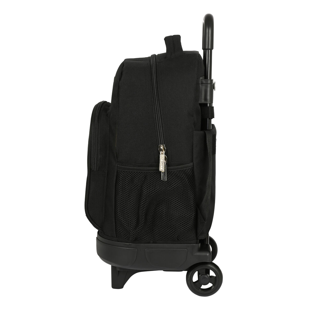 Ein schwarzer Rollrucksack mit einer Seitentasche und einer Netztasche. Er hat einen Griff und zwei Räder.