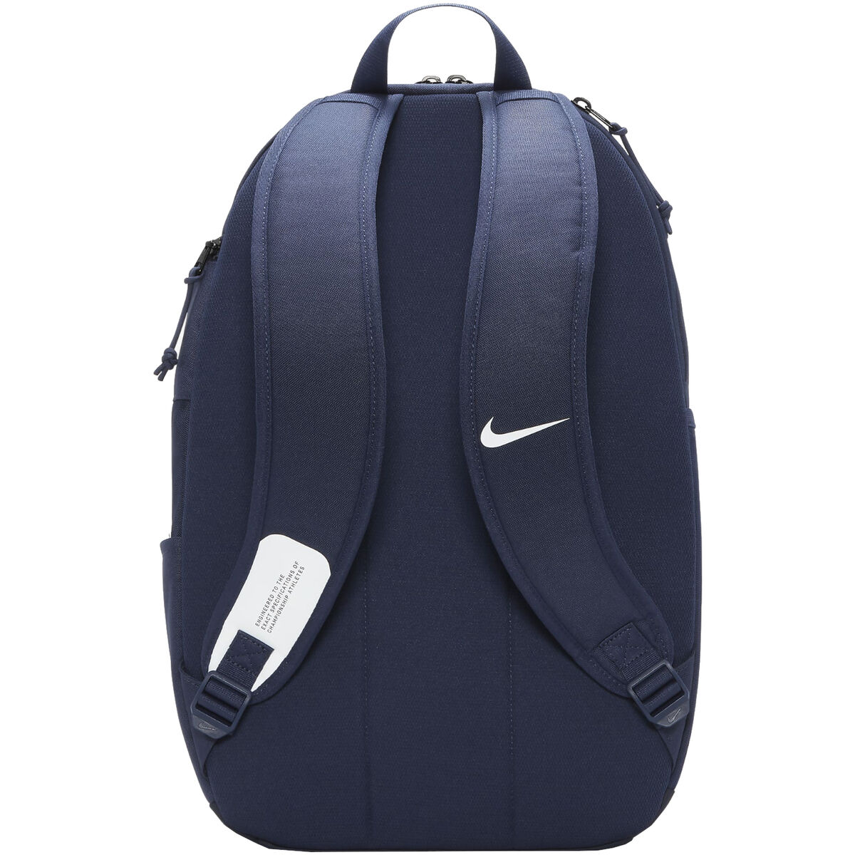 Rückseite eines marineblauen Nike-Rucksacks mit weißem Logo und Trägern. Weißes Etikett am Riemen.