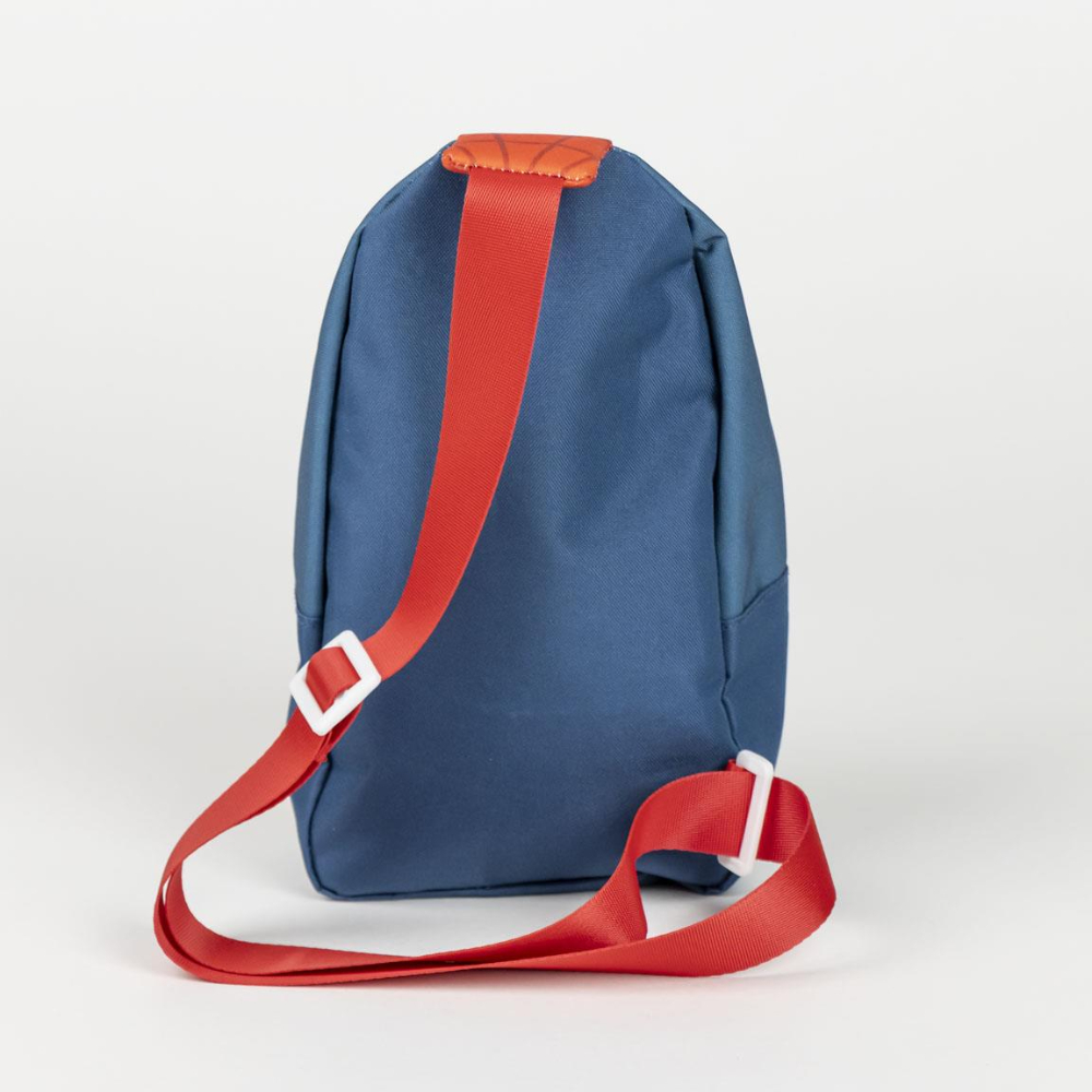Ein blauer Rucksack mit rotem Brustgurt. Er hat einen kleinen orangefarbenen Aufnäher.