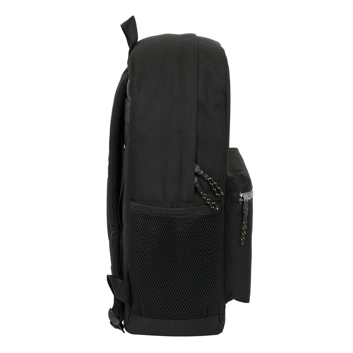 Ein schwarzer Rucksack, Seitenansicht, mit einer Netztasche und einer kleineren Seitentasche.