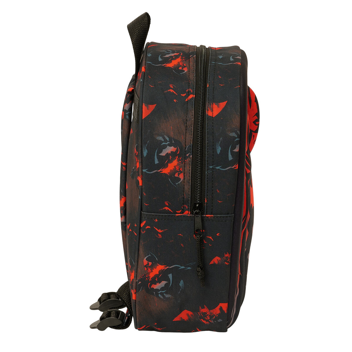 Schwarzer Rucksack mit rotem und blauem abstraktem Muster. Schwarze Träger und Reißverschluss. Weißer Hintergrund.