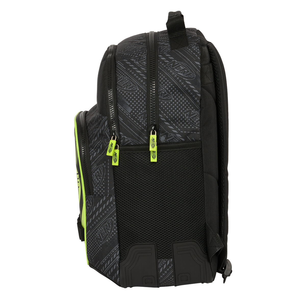 Schwarzer Rucksack mit Nerf-Aufdruck, neongrünen Reißverschlüssen und einem Griff. Seitenansicht.