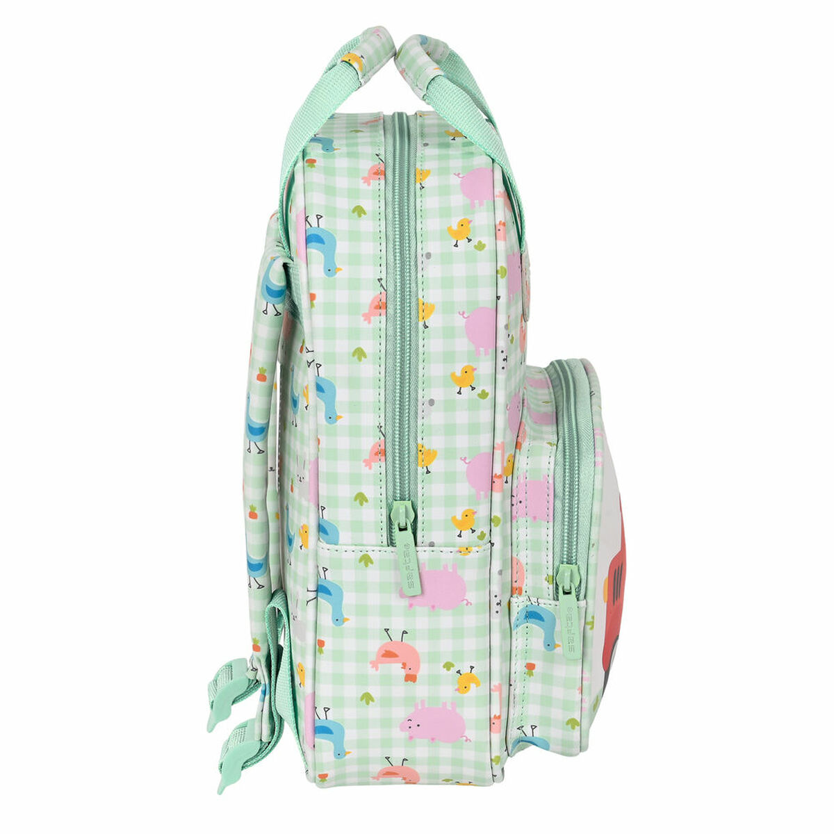 Una mochila verde claro. La mochila tiene un diseño de dibujos animados. Tiene dos bolsillos laterales.