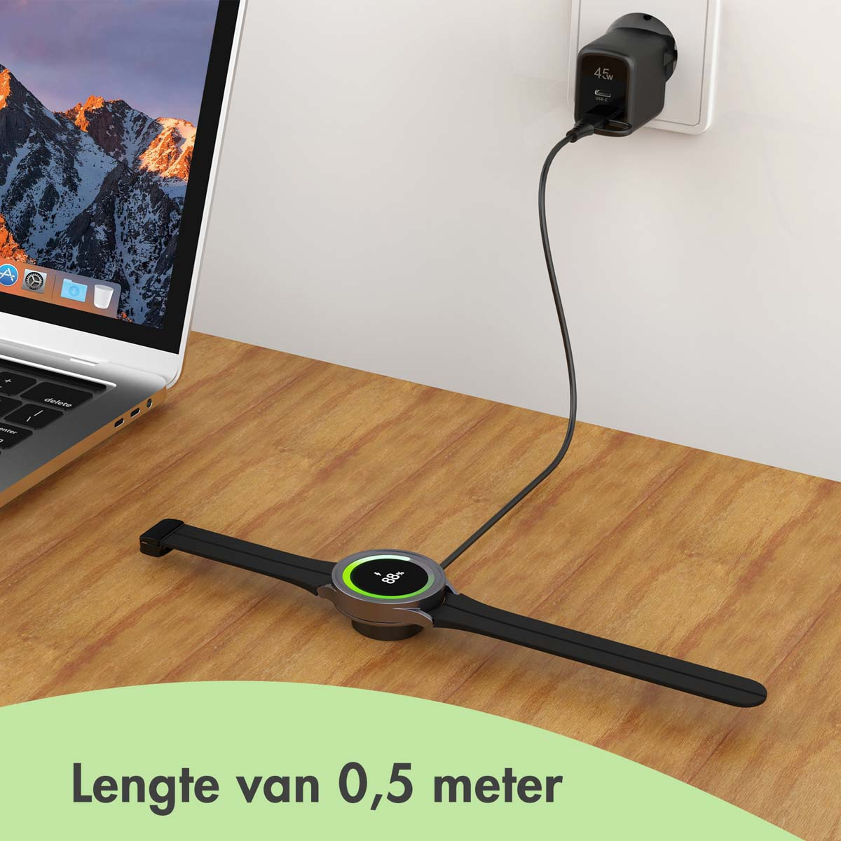 Smartwatch op oplader op een houten bureau, aangesloten op een wandlader en laptop. Het horloge wordt opgeladen.