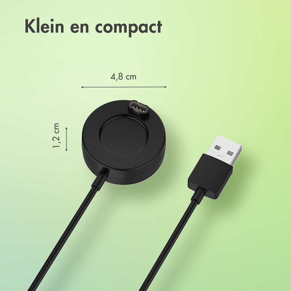 Cirkelvormige zwarte smartwatch-lader. Afmetingen worden weergegeven. Een USB-kabel is aangesloten.