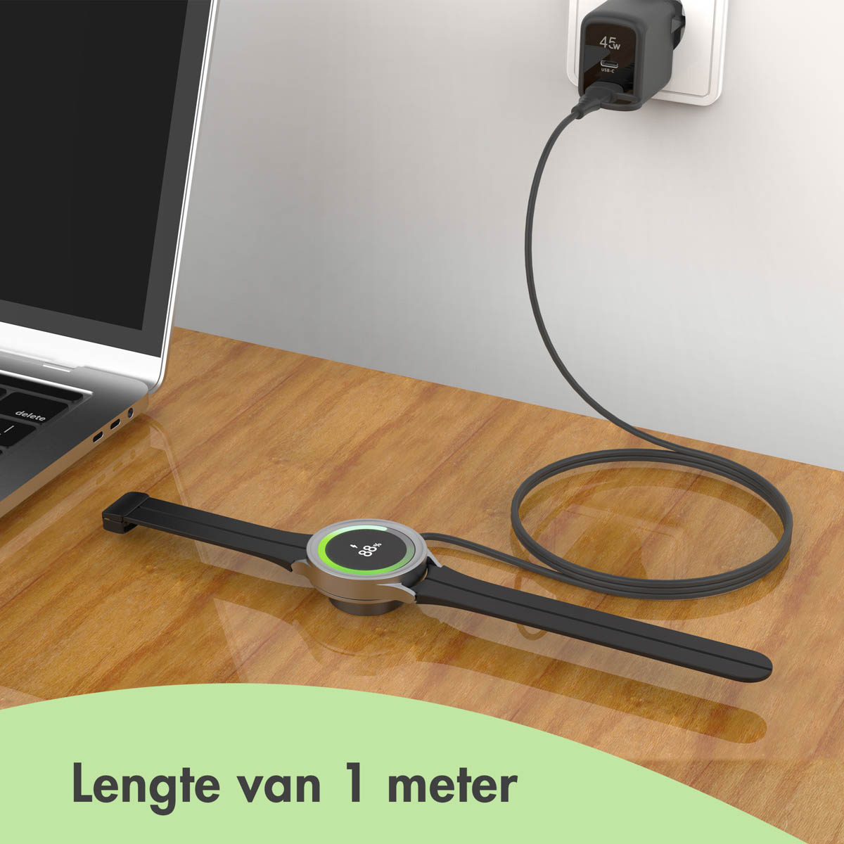 Smartwatch sur chargeur sur un bureau en bois, connecté à un chargeur mural et un ordinateur portable. La montre est en charge.