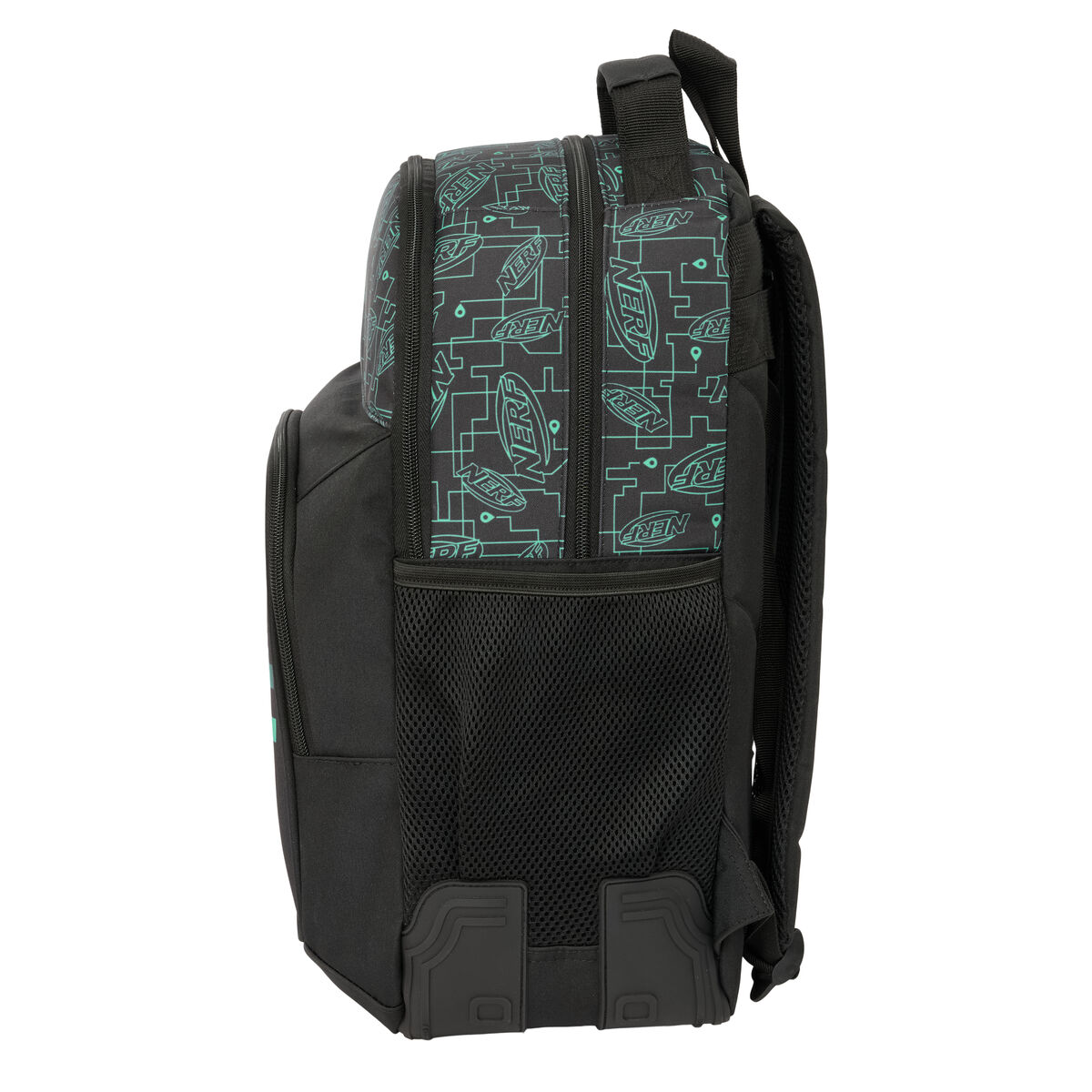 Schwarzer Rucksack mit NERF-Logo und tealfarbenen Akzenten, Seitenprofil. Er hat eine Netztasche.
