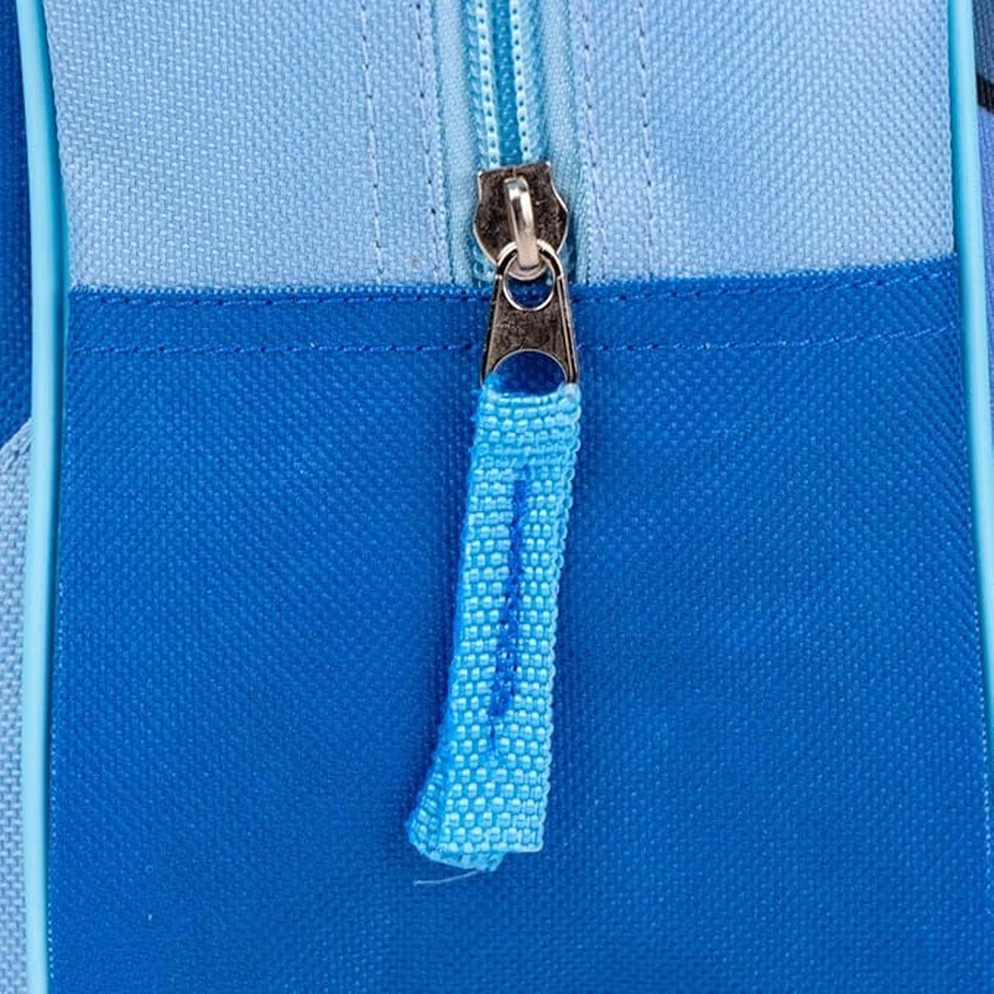 Nahaufnahme eines Rucksackreißverschlusses mit blauem Stoff-Zuglasche, auf blauem und hellblauem Untergrund.