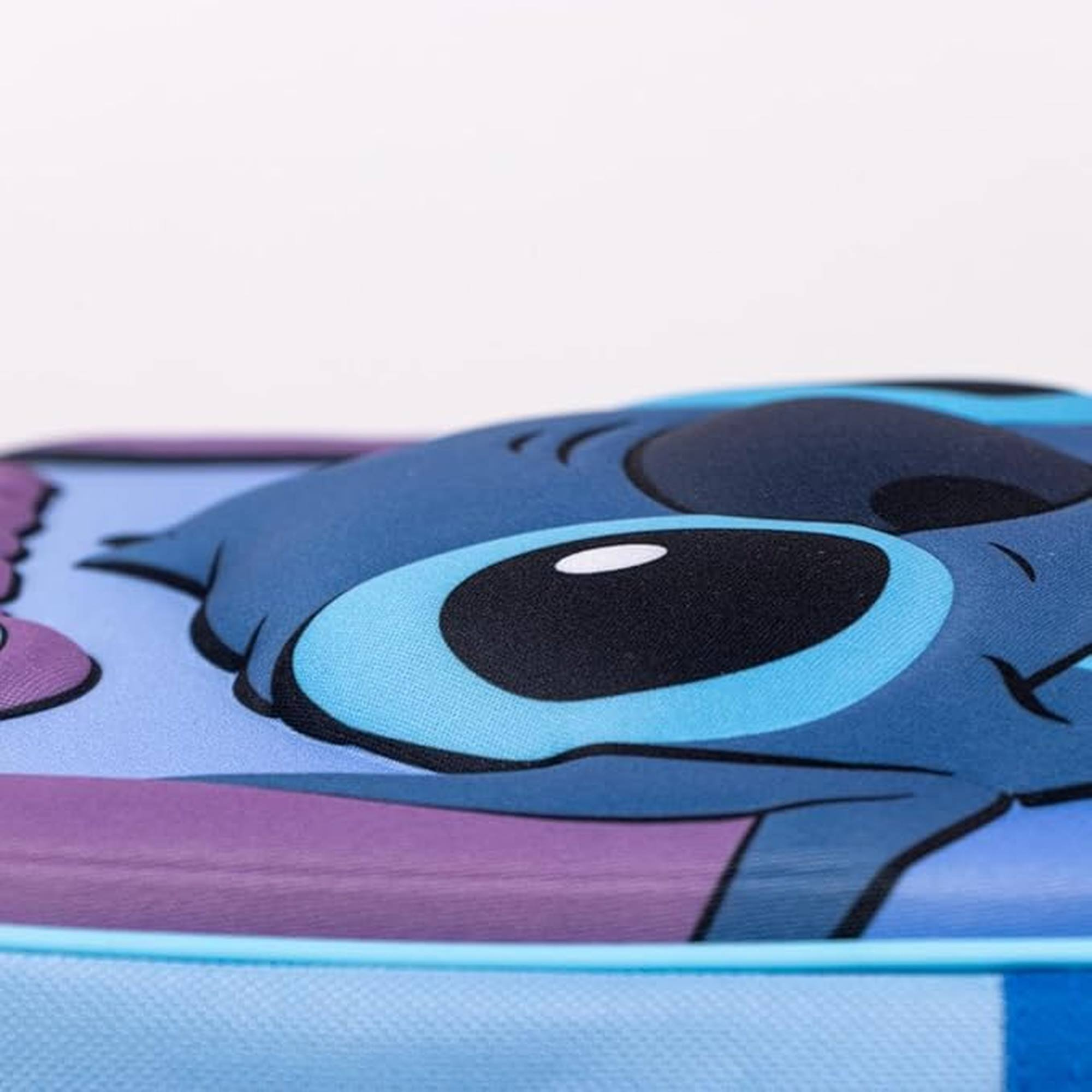 Nahaufnahme einer blauen Stitch-Figur aus Lilo & Stitch, mit hellblauem Hintergrund.