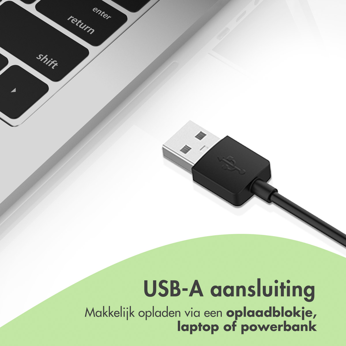 Un connecteur USB-A avec un câble noir. Un clavier d'ordinateur portable est visible en arrière-plan.