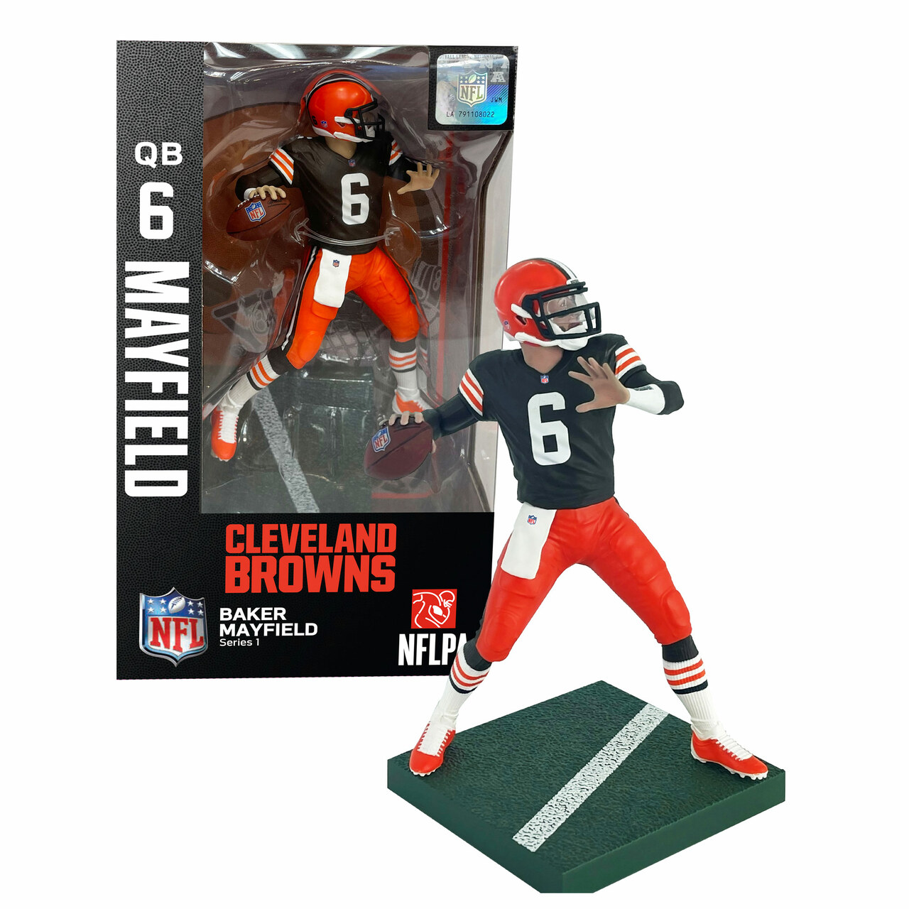 NFL Baker Mayfield Figur in Box und auf grüner Basis, in Uniform.