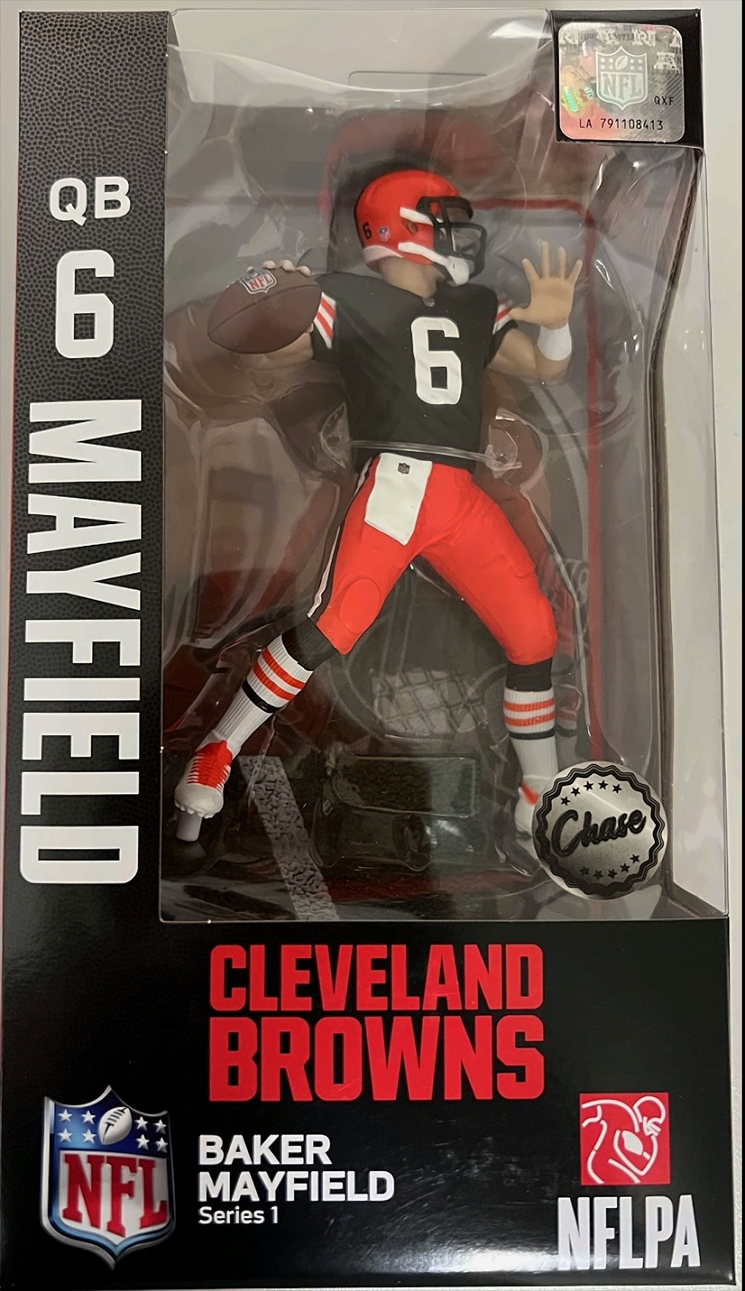 Eine Baker Mayfield NFL-Figur in einer Vitrine, die einen Football hält.