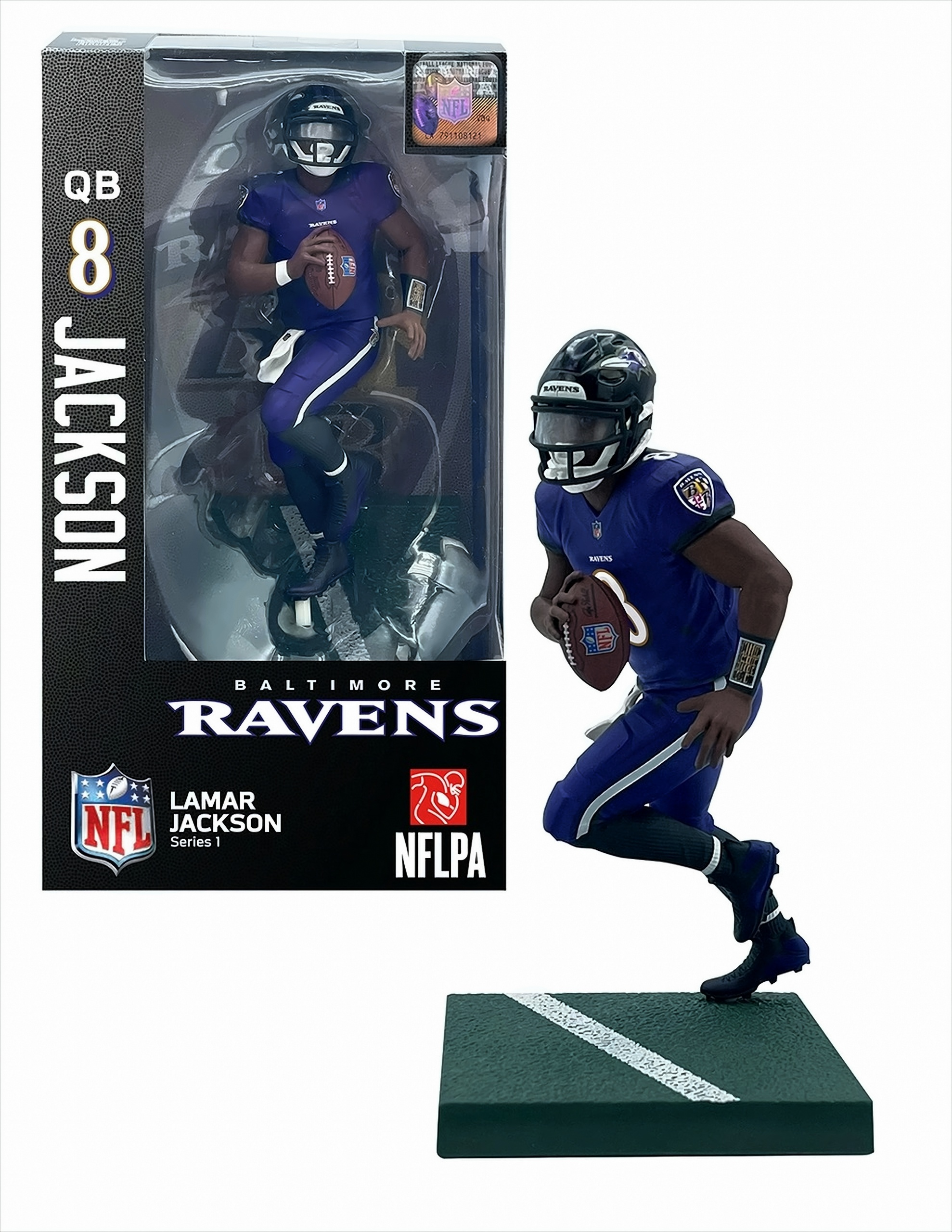 Eine Lamar Jackson-Figur im Ravens-Trikot, auf einer Basis mit einer Box im Hintergrund.