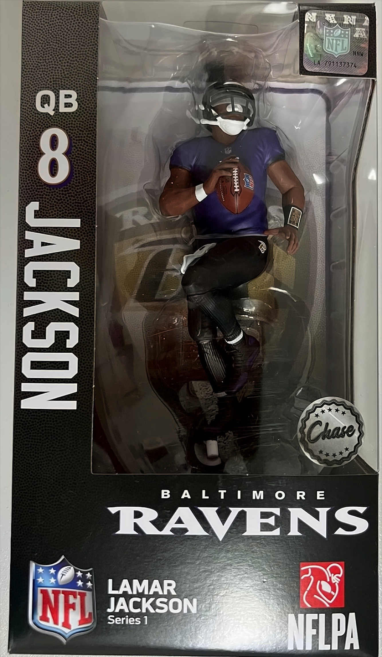 Eine Lamar Jackson Actionfigur in einer Box. Die Box hat ein Ravens-Thema.