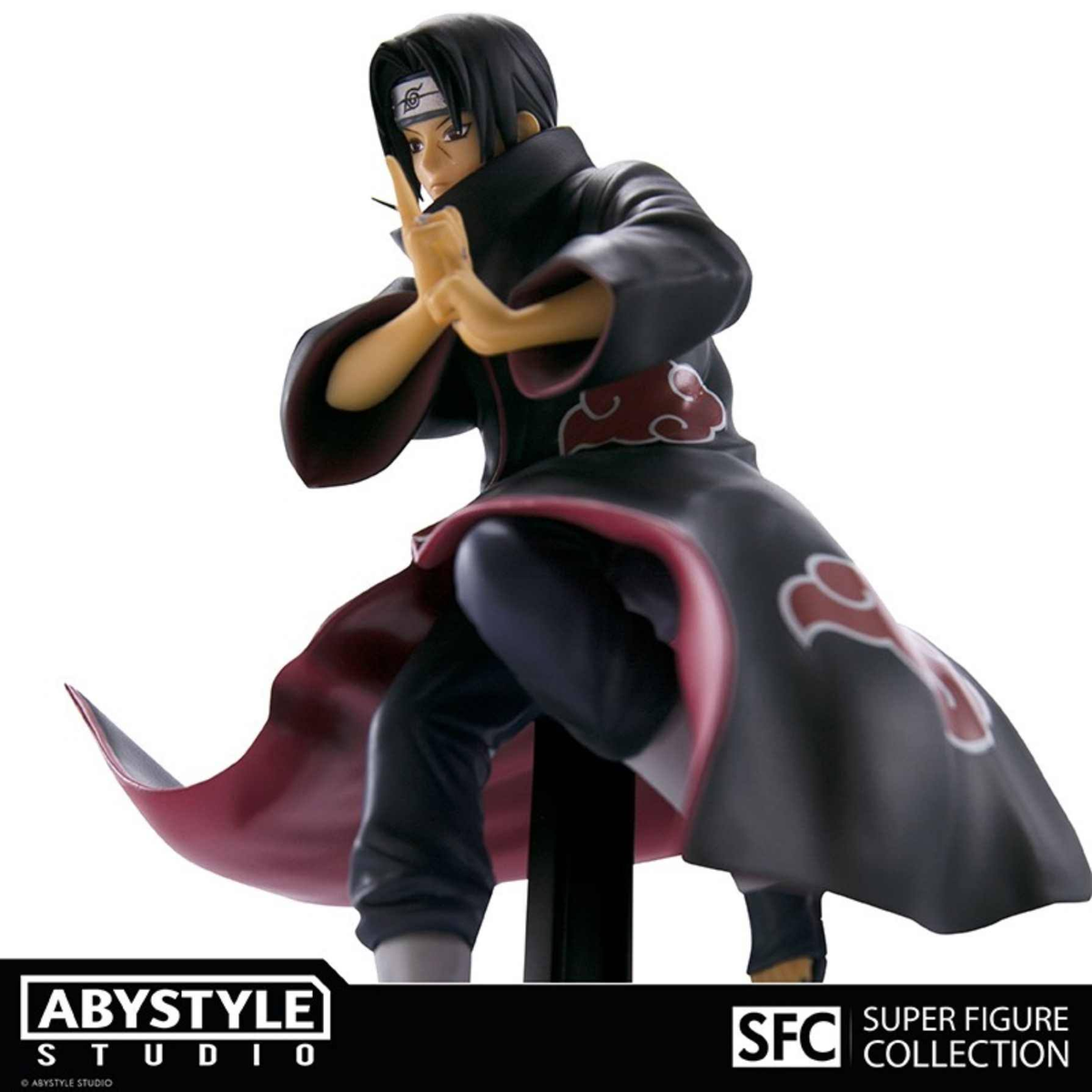 Figur von Itachi Uchiha aus Naruto in einer dynamischen Pose mit schwarzem Mantel.