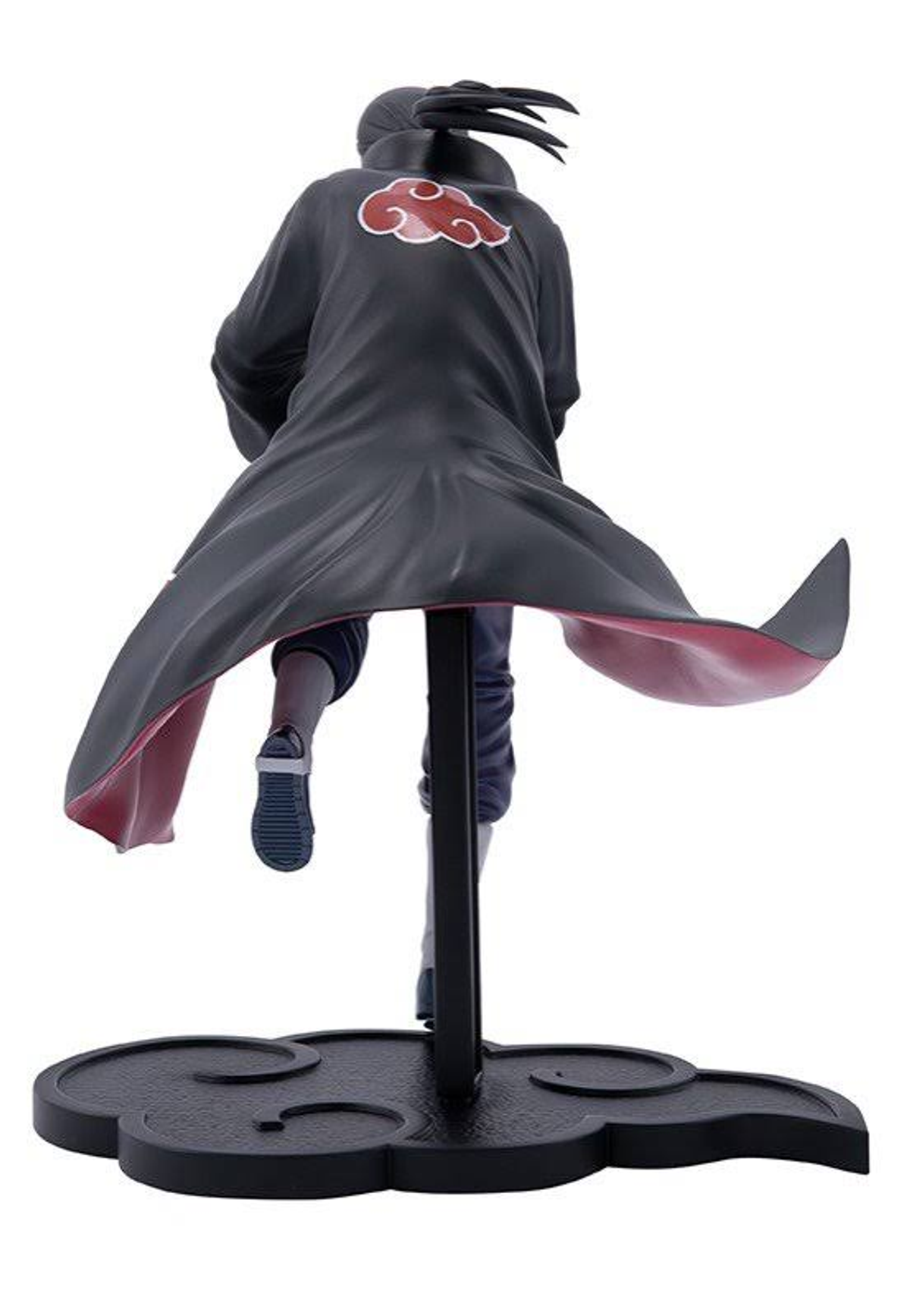 Figur einer Person in langem schwarzem Mantel mit rotem Wolkenemblem. Action-Pose auf Ständer.