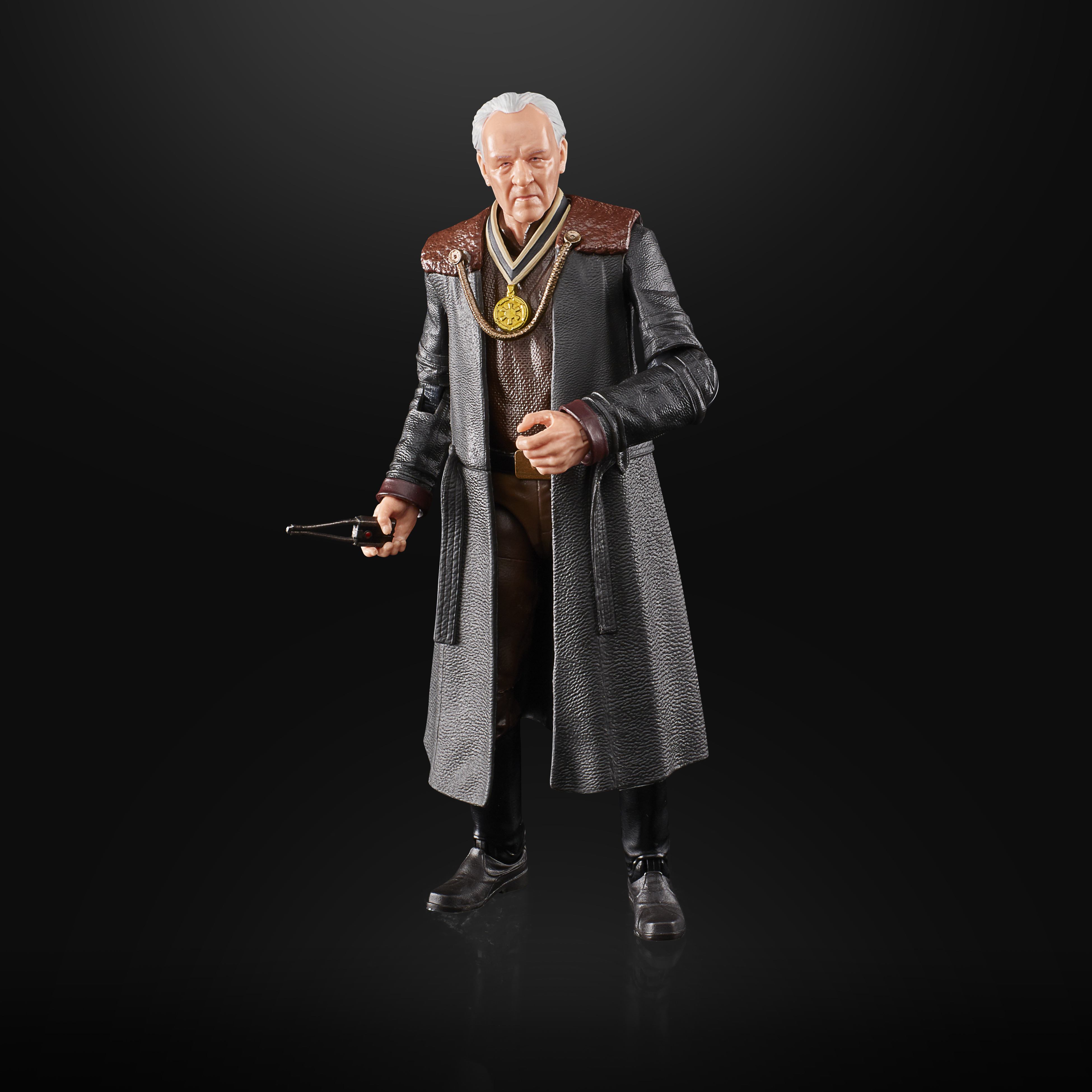 Figura de acción de un anciano con abrigo largo, sosteniendo un cuchillo, sobre fondo negro.