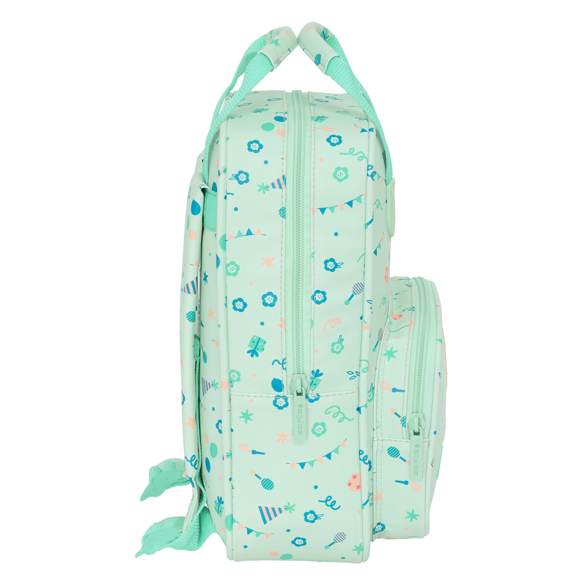 Minzgrüner Rucksack mit Blumen- und Bannerdesign. Grüne Träger und Reißverschluss. Weißer Hintergrund.