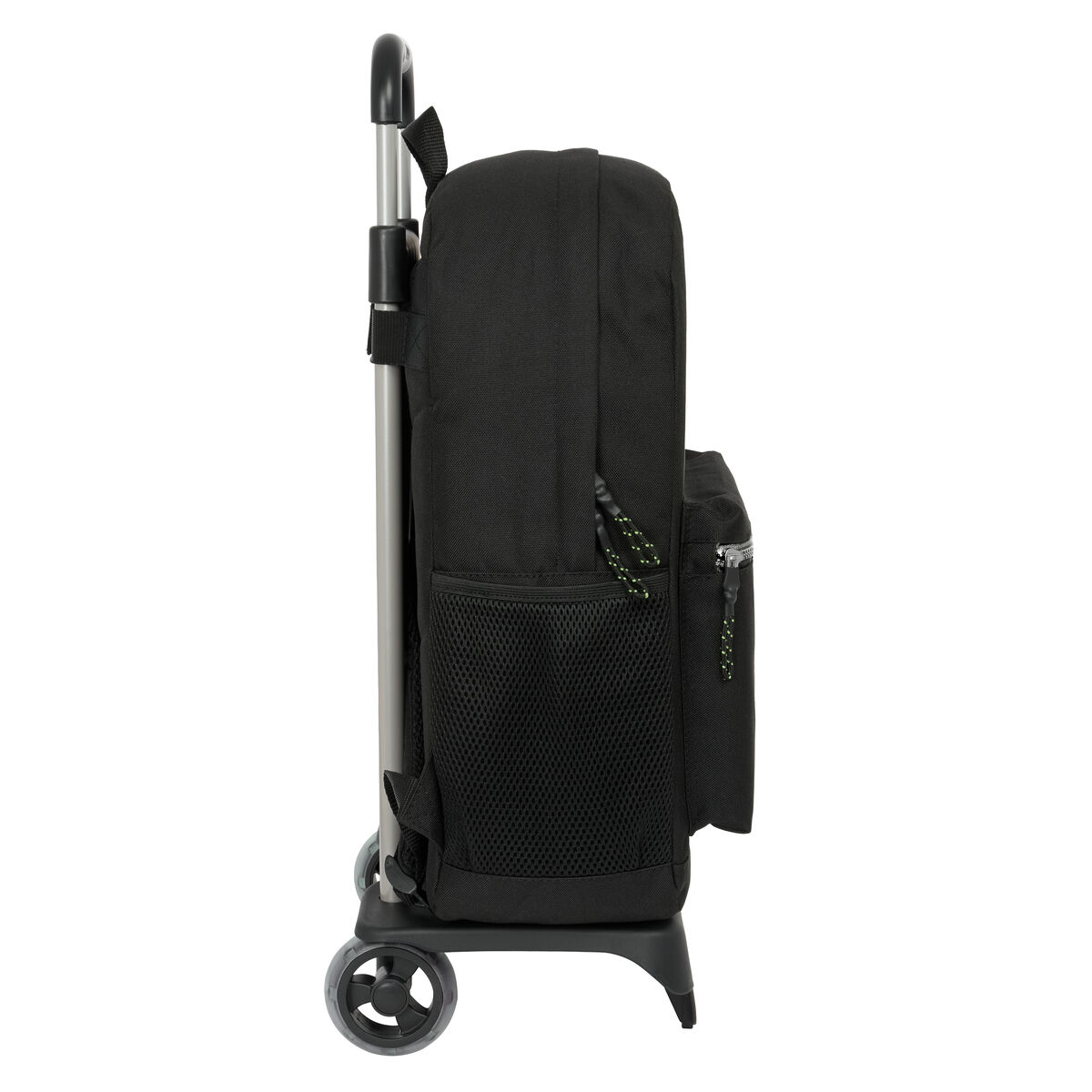 Schwarzer Rucksack auf einem Wagen mit einer Netztasche.