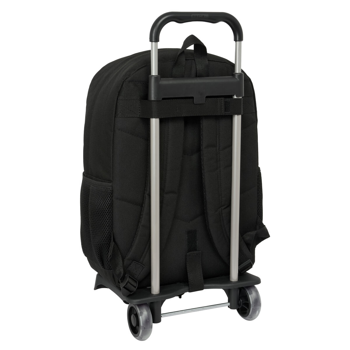 Schwarzer Rucksack auf einem Rollrahmen. Räder sind sichtbar. Der Griff ist oben. Weißer Hintergrund.