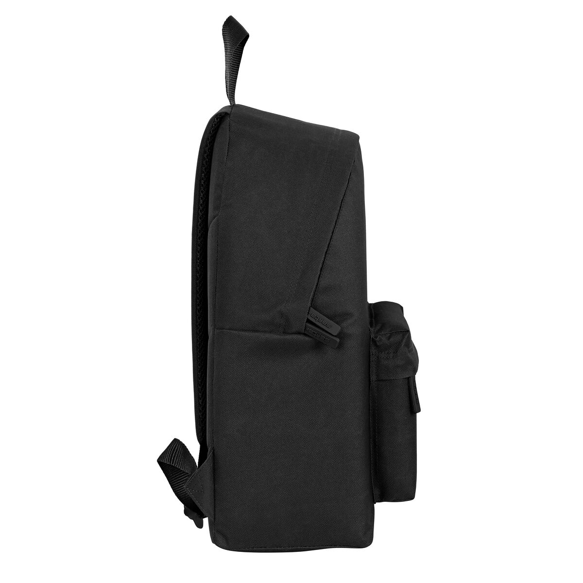 Ein schwarzer Rucksack in Seitenansicht mit einer kleinen Seitentasche und einer Schlaufe oben.
