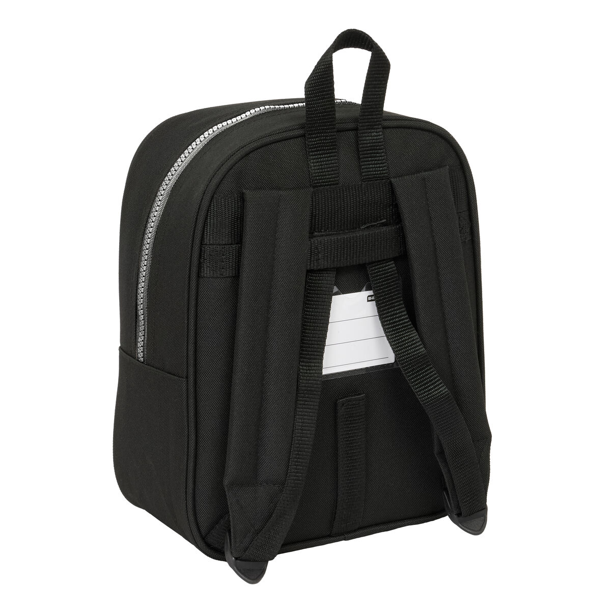 Ein schwarzer Rucksack mit weißem Etikett auf der Rückseite.