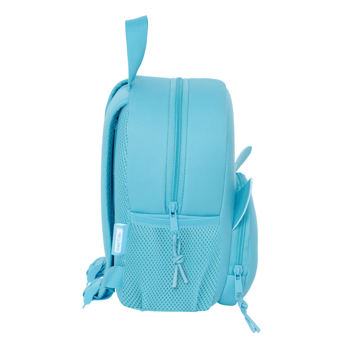Hellblauer Rucksack, Seitenansicht. Er hat eine Netztasche und zwei Reißverschlüsse. Weißer Hintergrund.