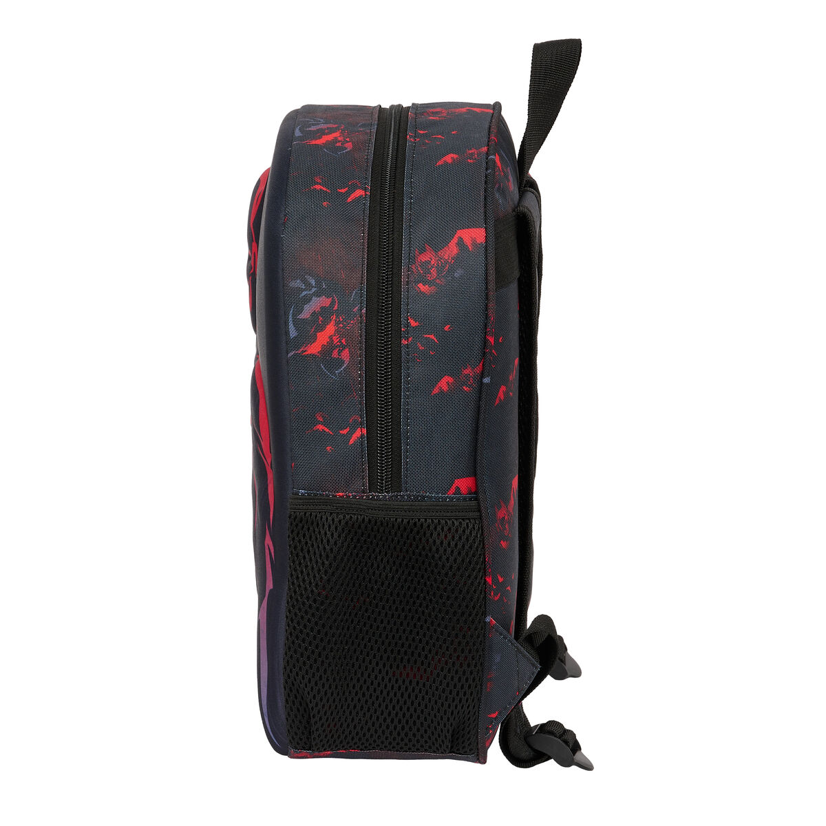Una mochila negra y roja con un bolsillo lateral. Vista lateral de la mochila.