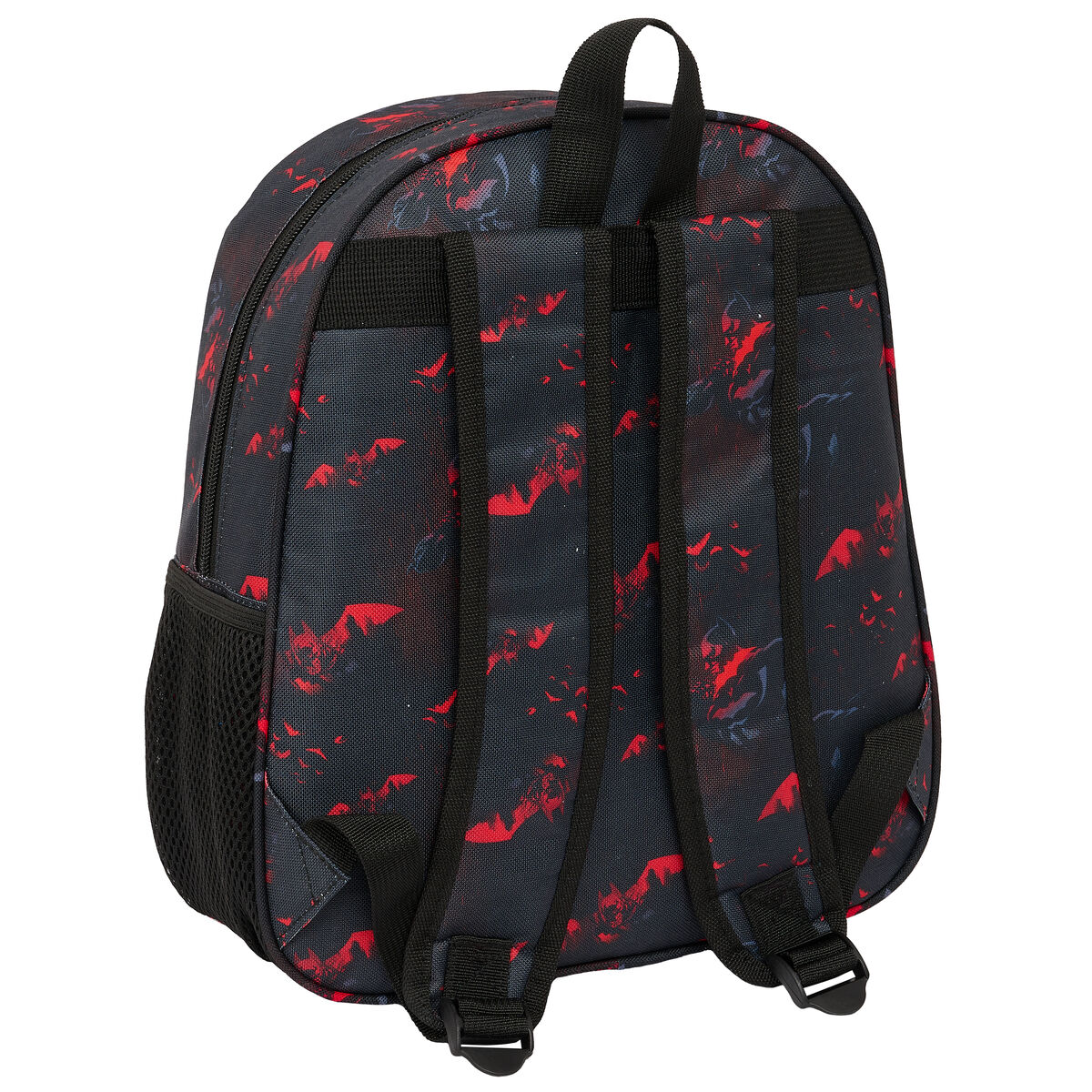 Mochila negra con un patrón de murciélagos rojos. Tiene correas negras y un bolsillo lateral de malla.