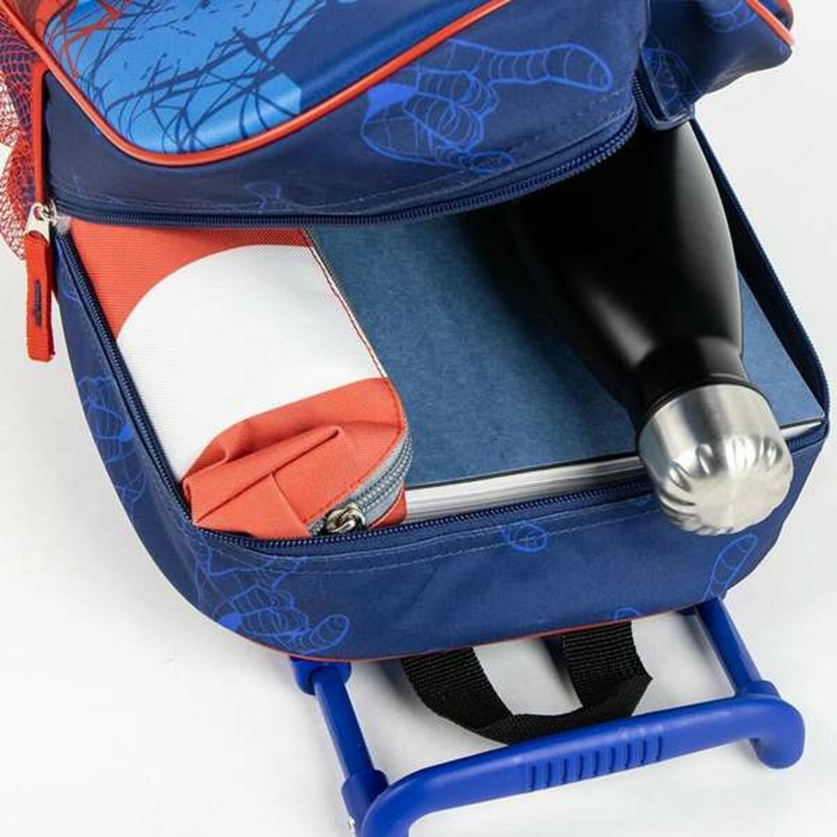 Ein Rucksack mit Wasserflasche, Federmäppchen und Notizbuch. Der Rucksack ist blau.