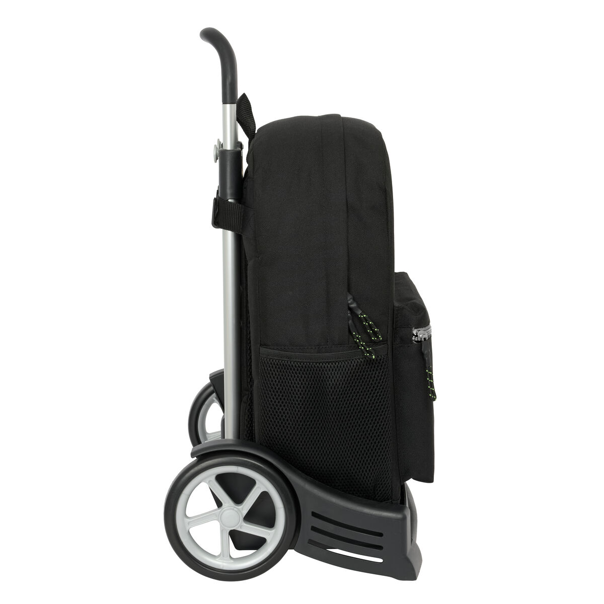 Ein schwarzer Rucksack auf einem Rollwagen, Seitenansicht. Räder und Griff sichtbar.
